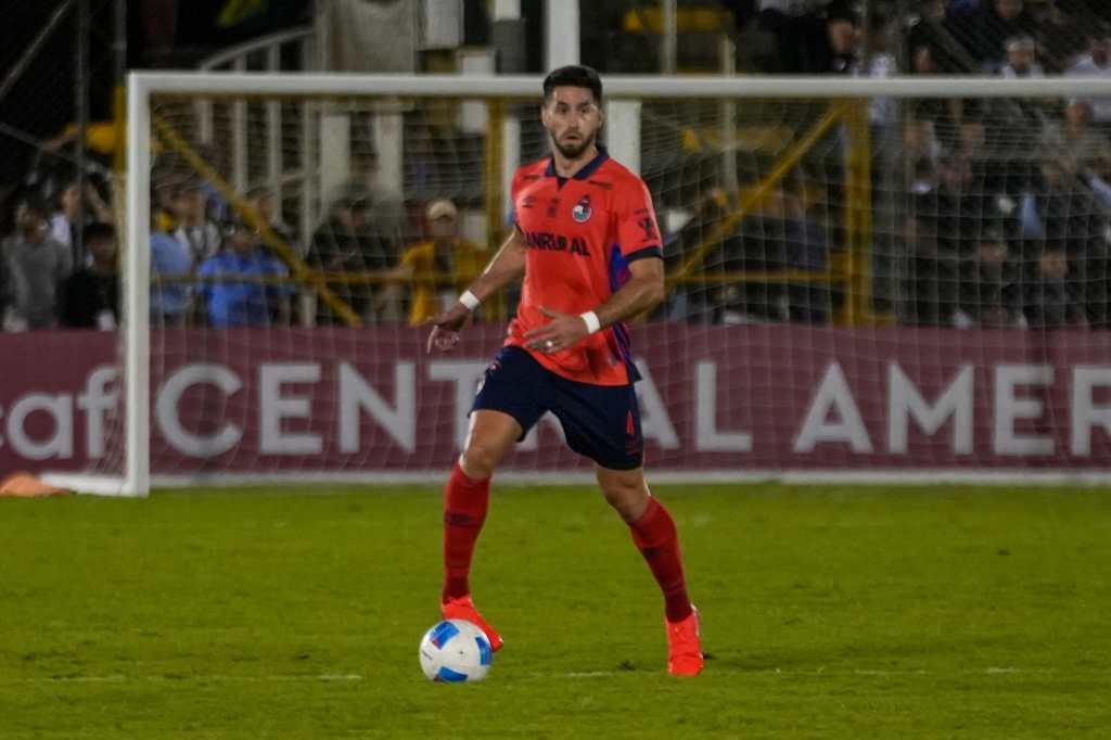 Nicolás Samayoa en su debut en la Copa Centroamericana con Municipal.