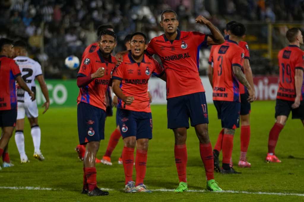 Eddie Hernández celebra el gol del empate.