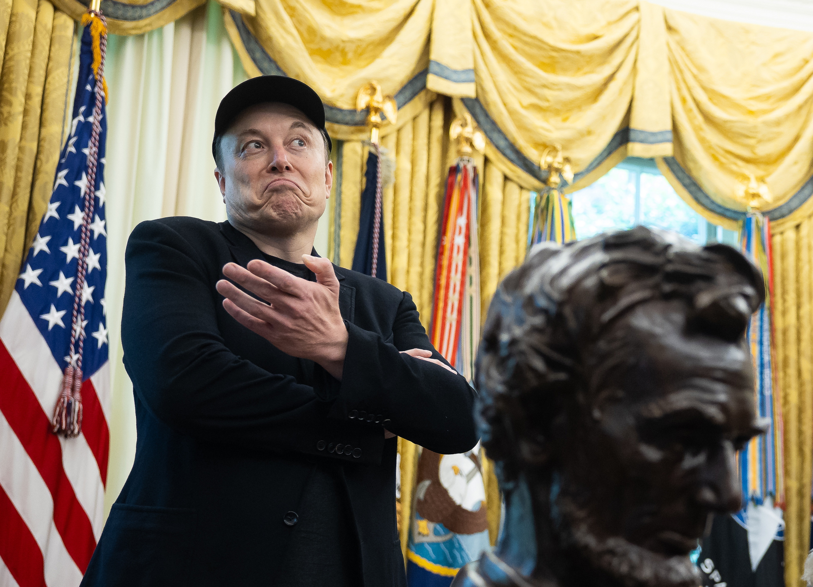 EPA1395. BOGOTÁ (COLOMBIA), 30/06/2025.- Fotografía de archivo del 30 de mayo de 2025 que muestra a Elon Musk reaccionando durante una conferencia de prensa con el presidente estadounidense, Donald Trump, en la Casa Blanca en Washington (EE. UU.). Musk advirtió este lunes a los legisladores republicanos que "perderán sus primarias el año que viene" si apoyan el megaproyecto de ley presupuestario y de recortes fiscales del presidente Trump, que el mandatario quiere ratificar esta semana. EFE/ Francis Chung / Pool /ARCHIVO