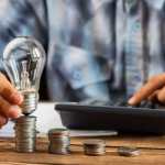 Energía eléctrica tarifas persona con monedas