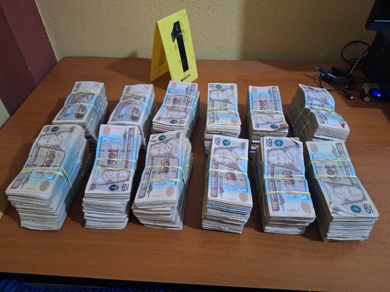 Paquetes de billetes de Q100, decomisados por la PNC y el MP en San Pedro Soloma, Huehuetenango, suman cerca de Q600 mil. (Foto Prensa Libre: PNC)
