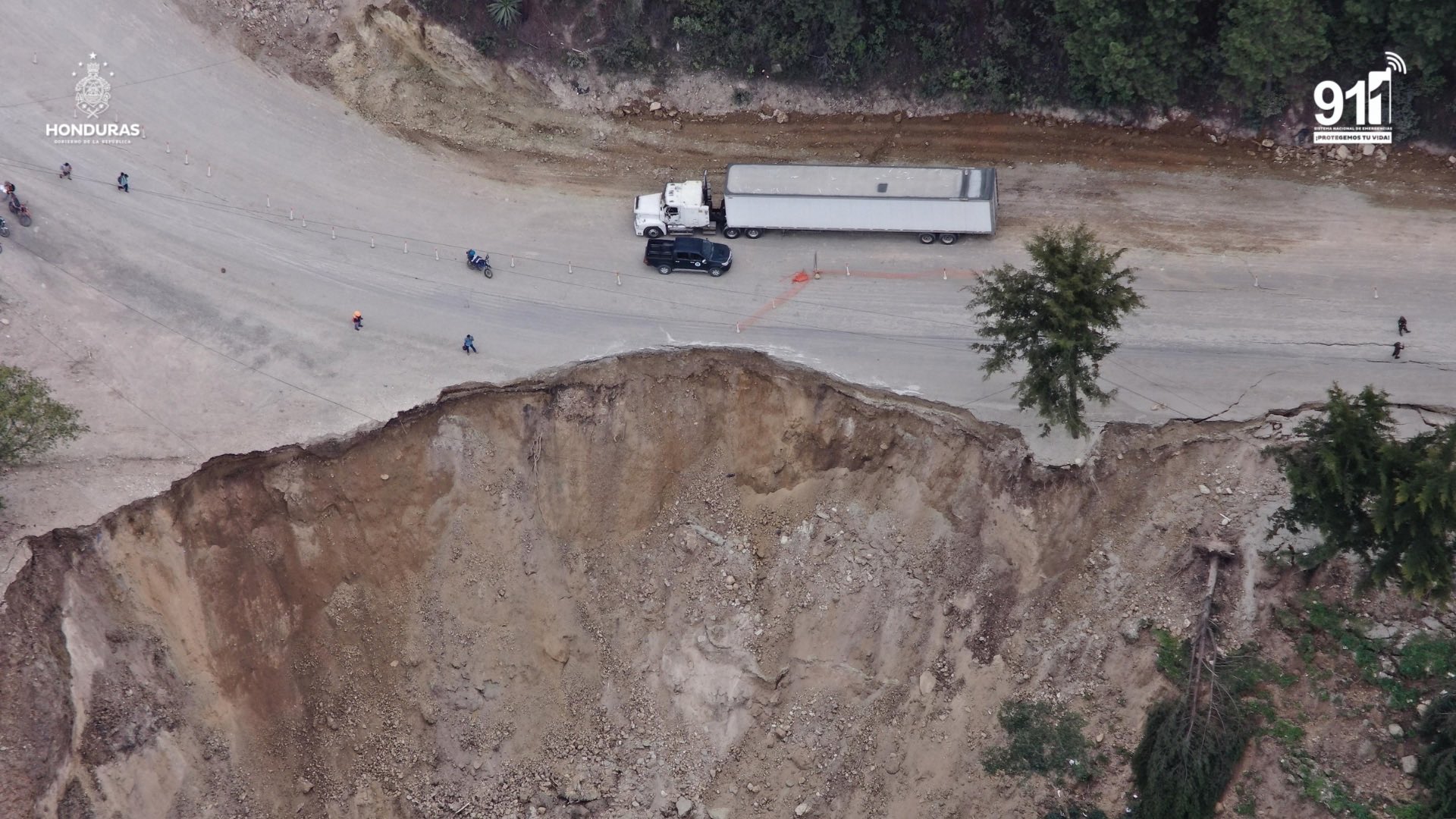 El paso en la carretera CA – 4 en Honduras, que comunica con Guatemala y El Salvador, ha resultado con daños. (Foto Prensa Libre: Sistema Nacional de Emergencias 911 | Honduras)
