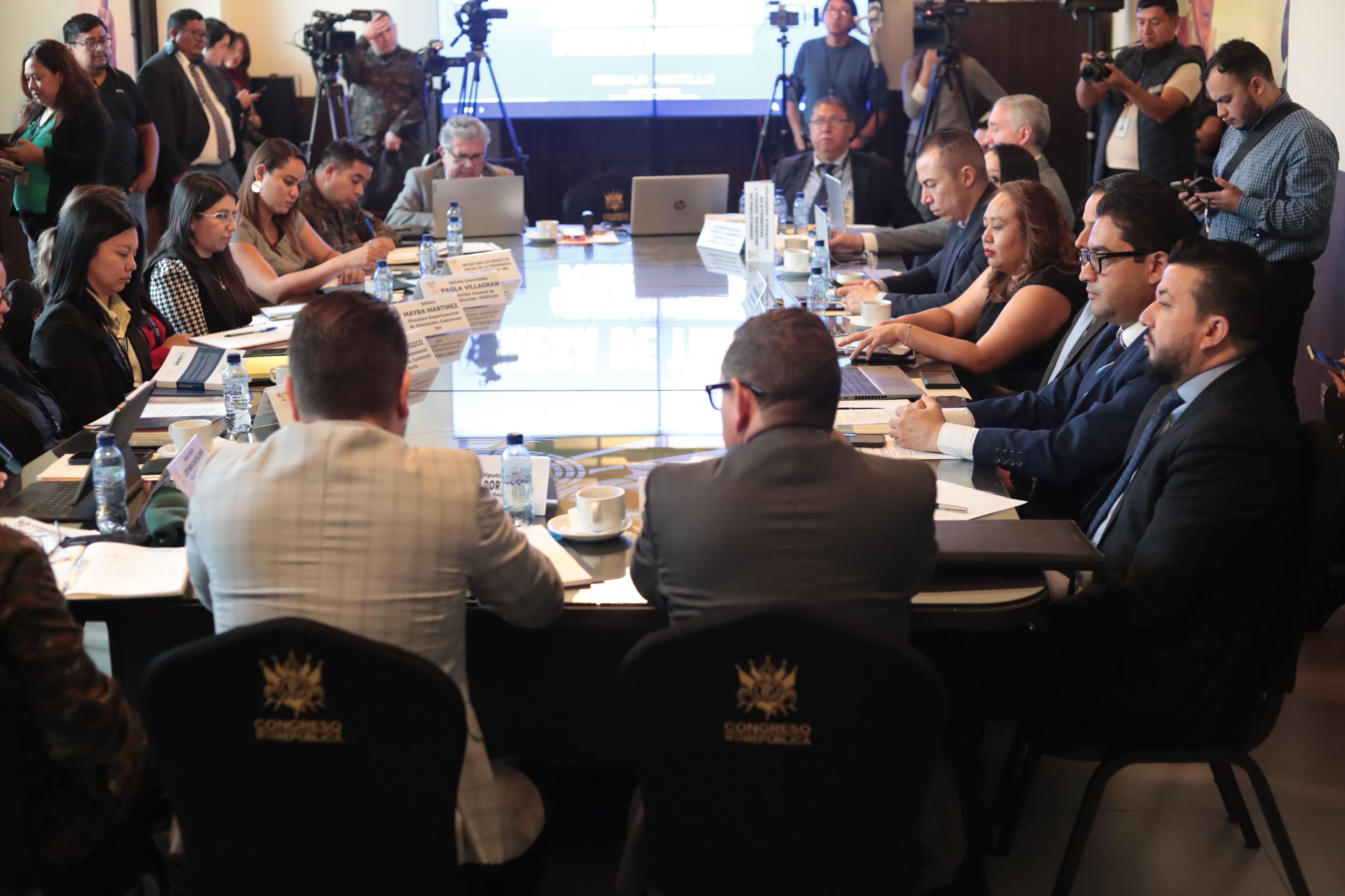 Funcionarios del Ministerio Público exponen ante el diputado Ronald Portillo, de Vamos, el repunte de extorsiones y la falta de acciones preventivas por parte del Ministerio de Gobernación. (Foto Prensa Libre: Esbin García)