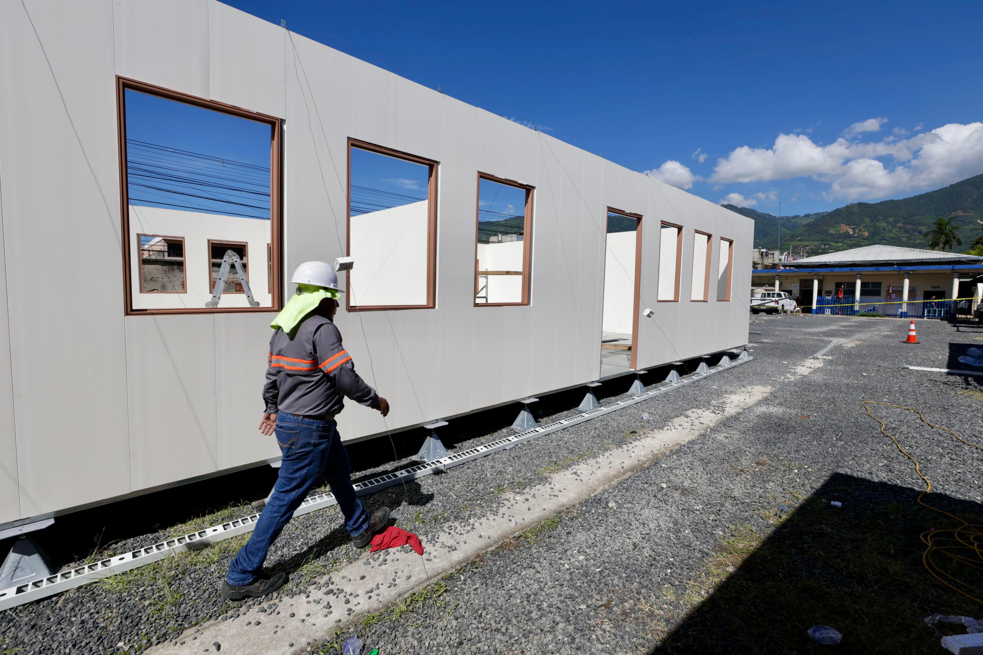 Técnicos instalan el primero de los módulos prefabricados del Hospital de Amatitlán, que permitirá retomar la atención médica básica. (Foto Prensa Libre: )