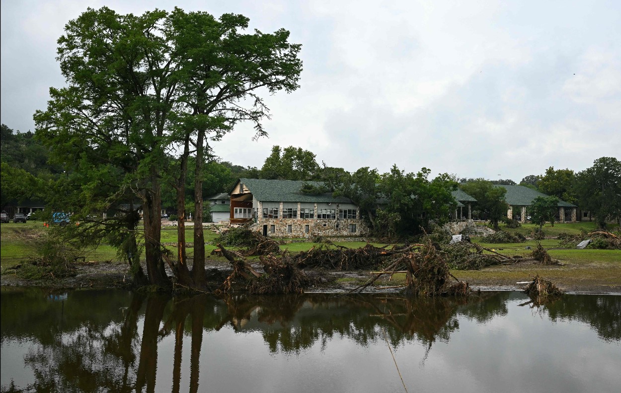 Vista de edificaciones dañadas y árboles caídos en Camp Mystic a lo largo del río Guadalupe en Hunt, Texas, este lunes. (Foto Prensa Libre: AFP)