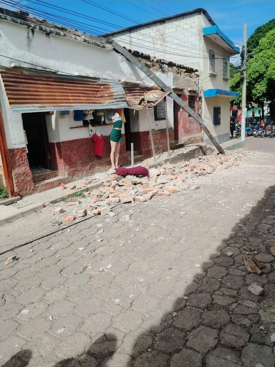 Una secuencia sísmica afectó Comapa y Zapotitlán, en Jutiapa, y provocó daños en decenas de viviendas. Vecinos permanecen en alerta ante las constantes réplicas. (Foto Prensa Libre)