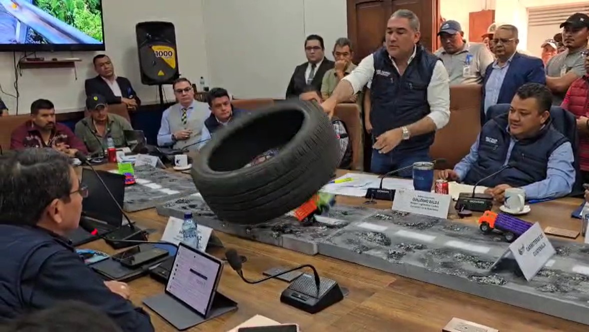 El diputado Luis Aguirre lanzó una llanta durante una citación en el Congreso al ministro de Comunicaciones, Miguel Ángel Díaz. (Foto Prensa Libre: captura de pantalla)