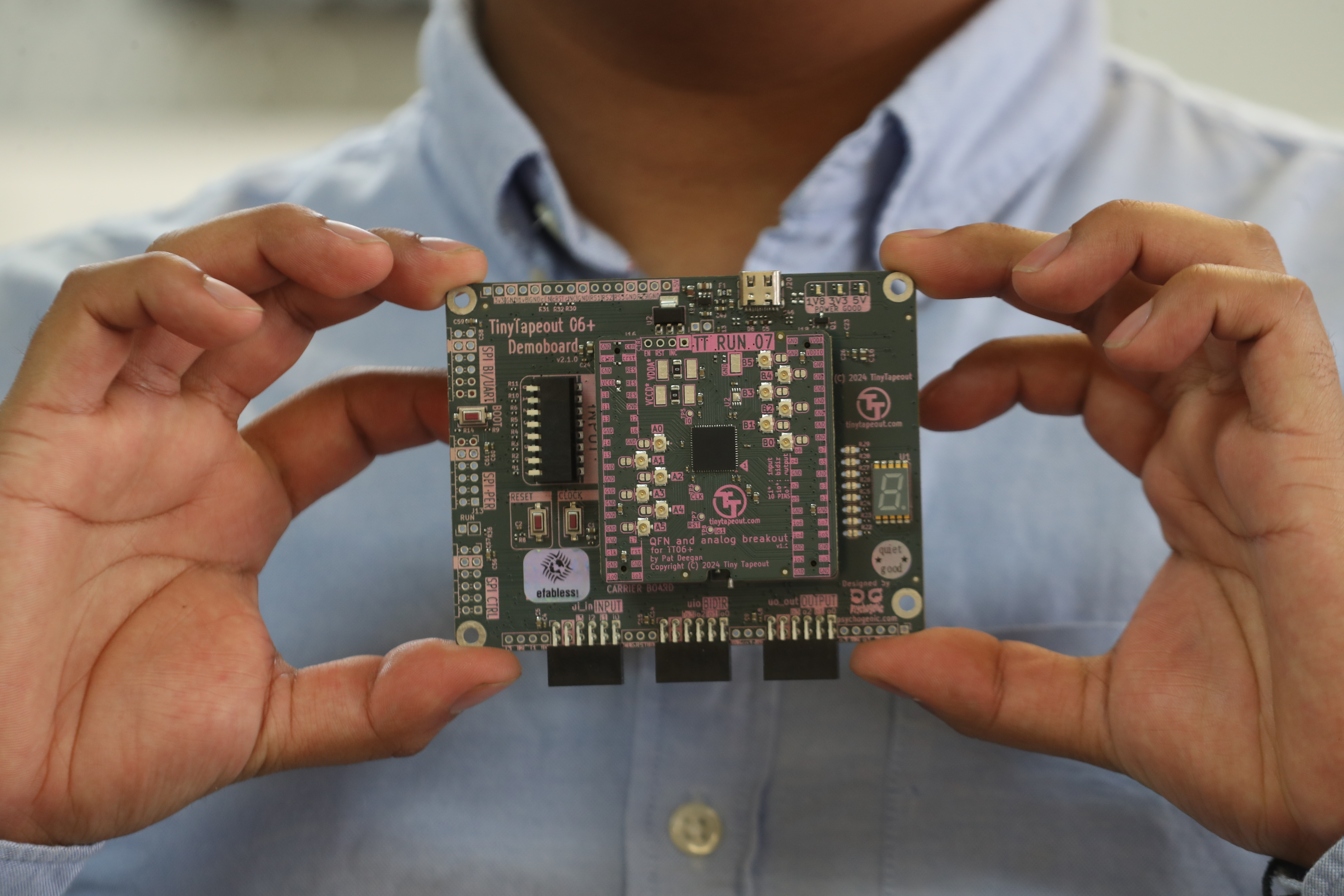 Dos estudiantes de la Unis diseñaron un nanochip funcional por solo US$150, marcando un hito en la industria tecnológica guatemalteca. (Foto Prensa Libre: Erick Ávila)