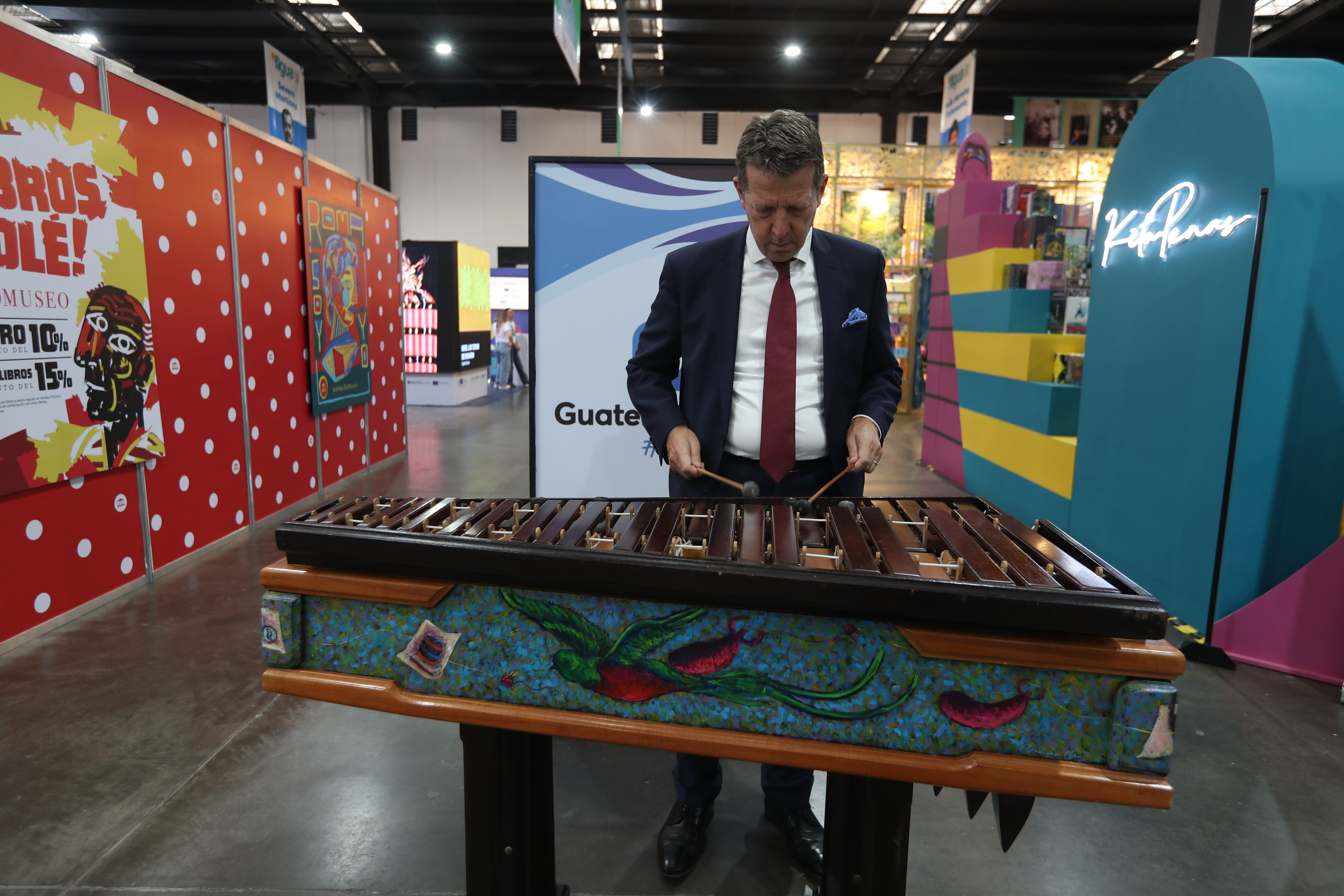 Hardy Boeckle, embajador de Alemania en Guatemala, asiste a la inauguración de la XXII Feria Internacional de Libro y se detiene un momento para tocar teclas de la marimba. (Foto Prensa Libre: Erick Avila)