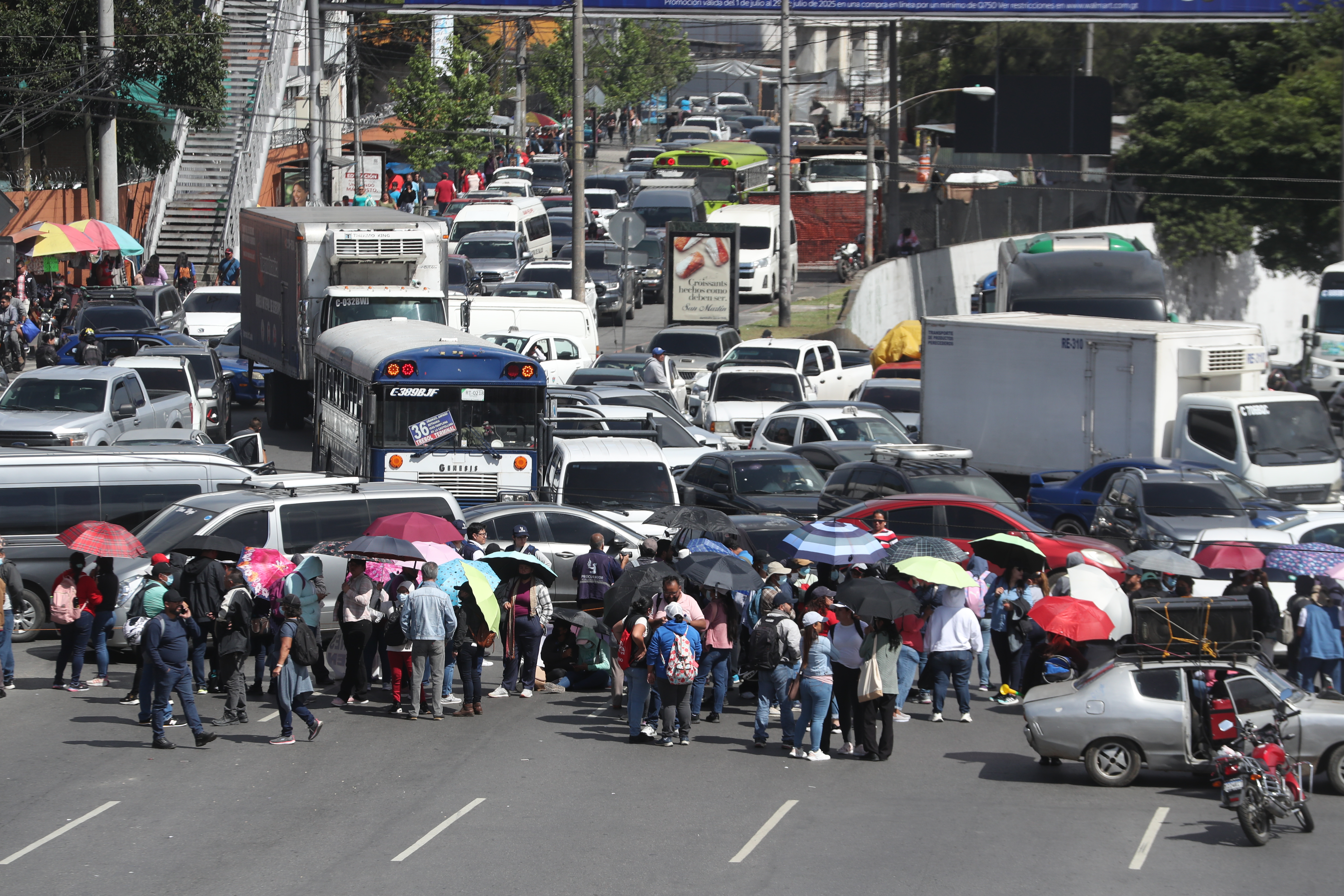 Sindicato de maestros del Steg bloquean Calzada Roosevelt coaccionando caos vehicular mas de cinco horas bloquearon la calzada exigiendo que se respete el pacto colectivo.

Foto Prensa Libre: Erick Avila 10/07/2025