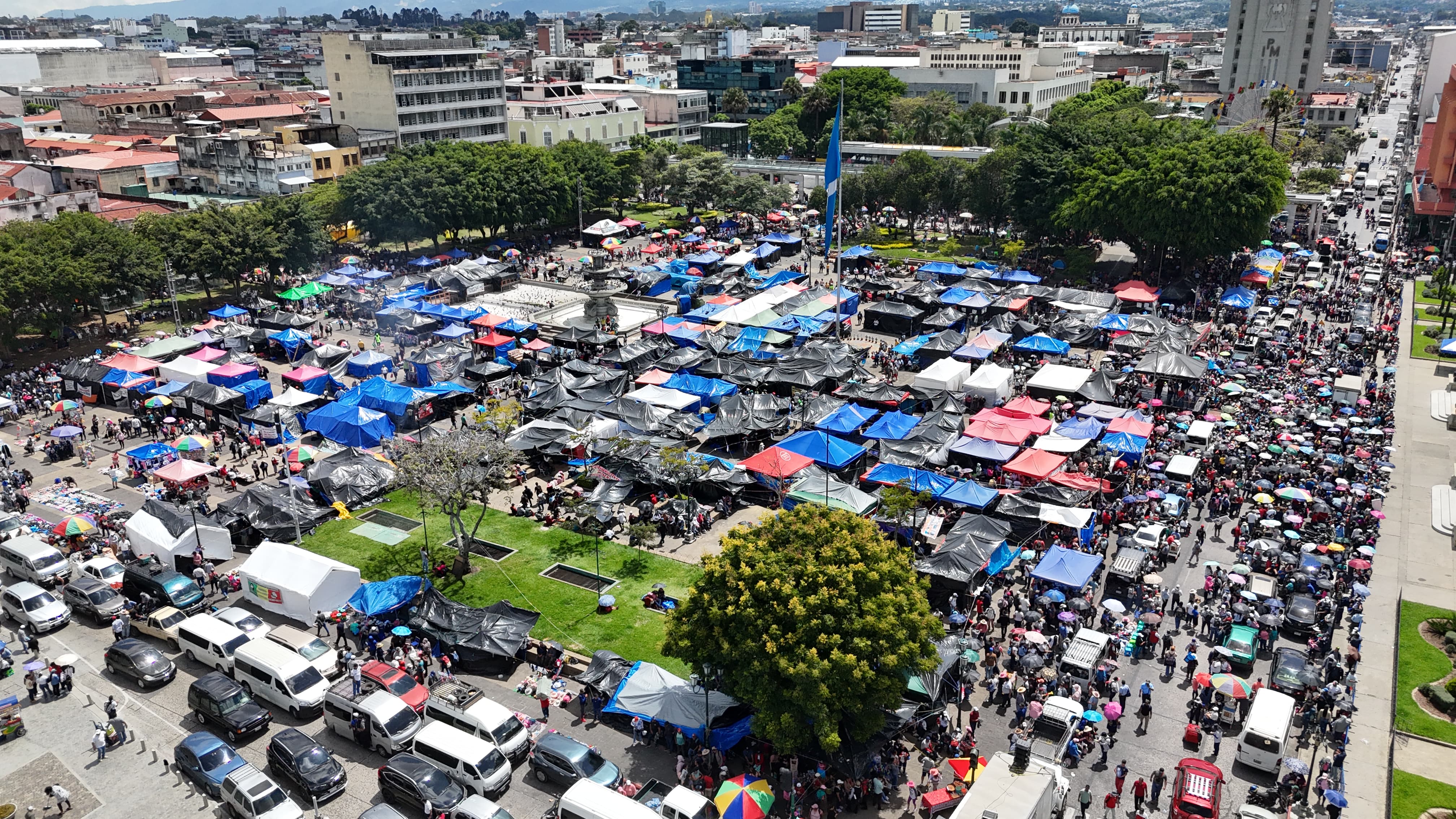 Los integrantes de la organización sindical liderada por Joviel Acevedo, mantienen un campamento instalado en la plaza de la Constitución. Con esto, se ha generado suspensión de clases en varios establecimientos. (Foto Prensa Libre: Oscar Mijangos)
