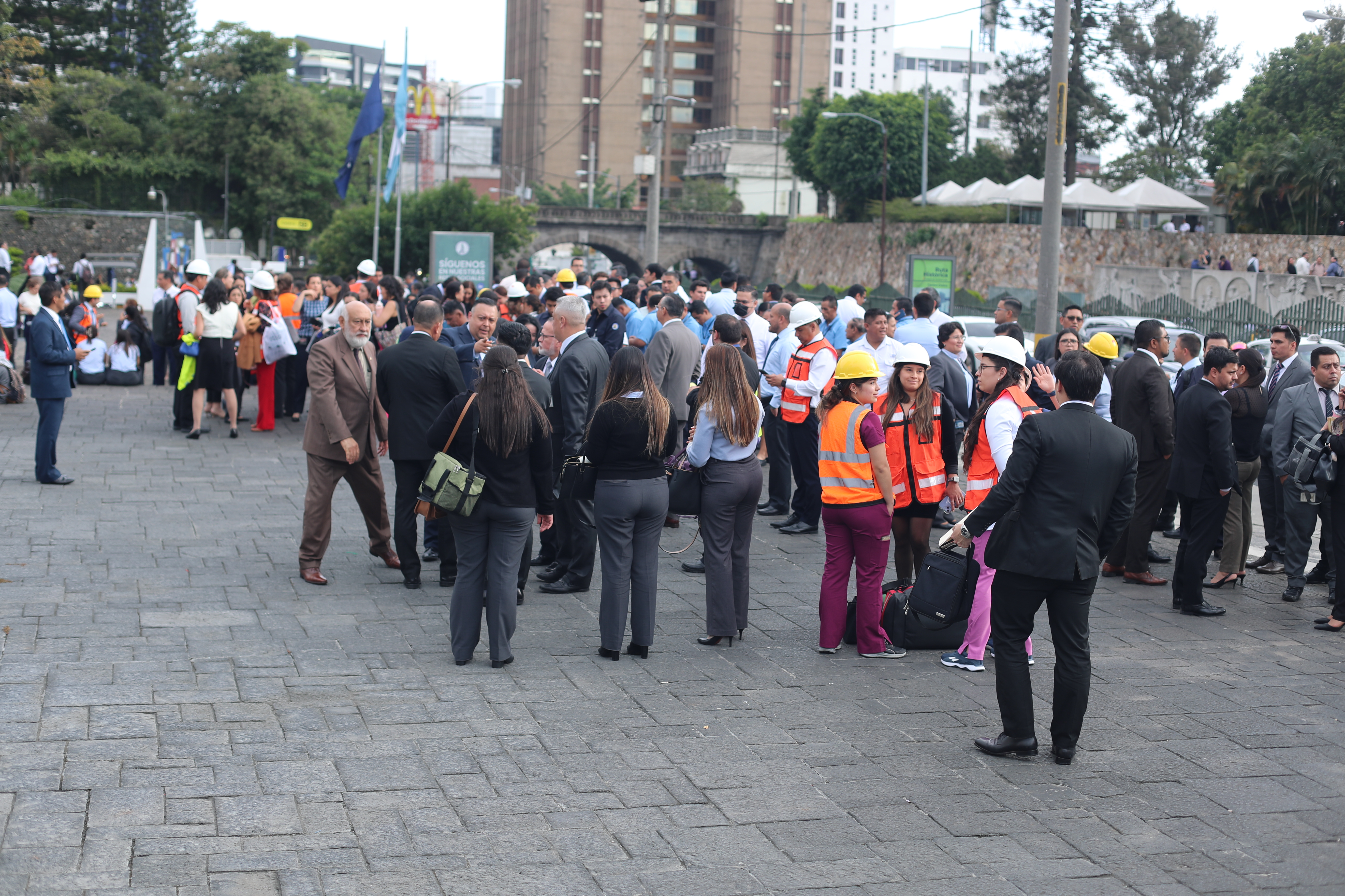 EVACUADOS, ENJAMBRE DE SISMOS. Sucedi un enjambre de sismos en el territorio nacional con epicentros en Escuintla y Sacatepquez. Esto alert a habitantes del centro y sur del pas, muchas entidades privadas y pblicas evacuaron a sus colaboradores y hubo algunos daos estructurales. En la imagen, Banco de Guatemala evaca a sus trabajadores.

Juan Diego Gonzlez.  080725