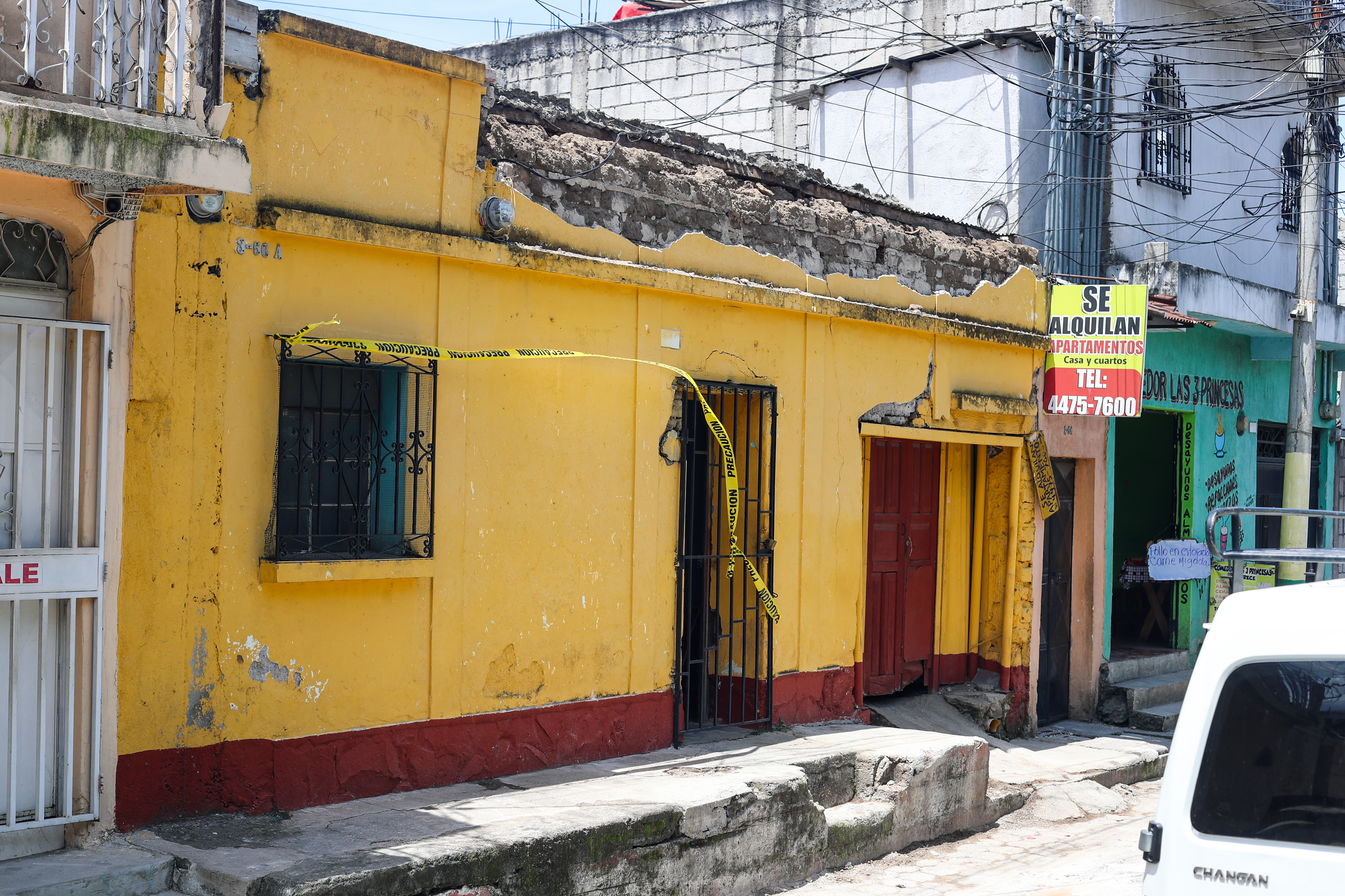 ENJAMBRE DE SISMOS, AMATITLçN. Se visit el municipio de Amatitln para verificar los daos que han causado el enjambre de sismos que ha golpeado a Escuintla, Sacatepquez y Guatemala desde el 8 de julio. En la imagen, daos estructurales en varias viviendas en el municipio.

Juan Diego Gonzlez.  090725