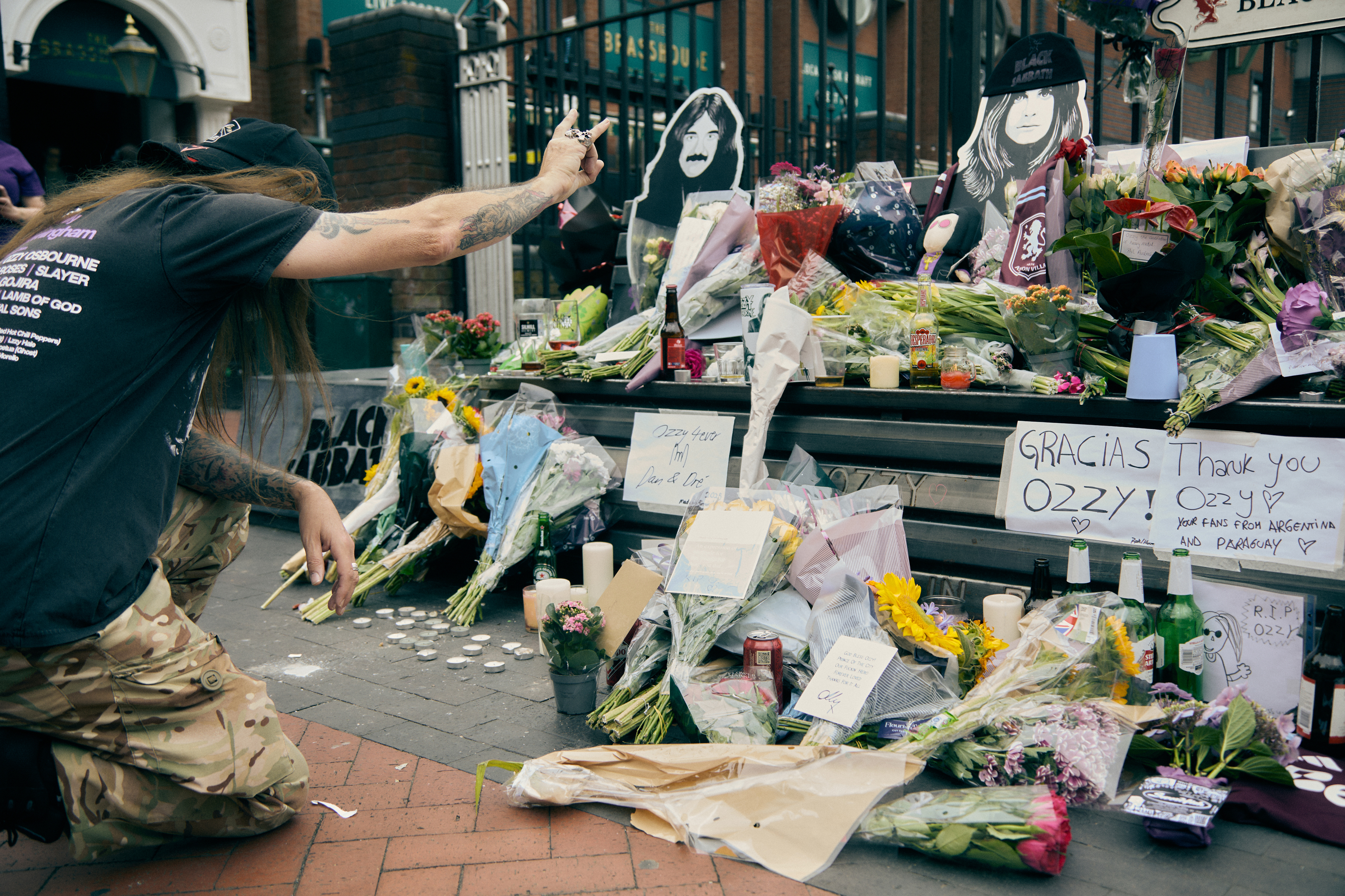 Los fans visitan un memorial en el puente Black Sabbath para recordar a Ozzy Osbourne en Birmingham, Inglaterra, el 23 de julio de 2025. En las horas posteriores a la noticia del martes de que Osbourne había fallecido a los 76 años, los fans se reunieron en Birmingham, su ciudad natal. (Foto Prensa Libre: Ellie Smith/The New York Times)