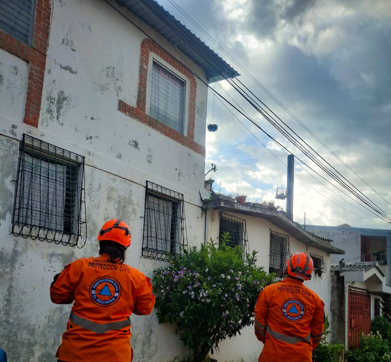 Autoridades de El Salvador verifican condiciones de viviendas luego de temblor de este 29 de julio. (Foto Prensa Libre: Protección Civil El Salvador)