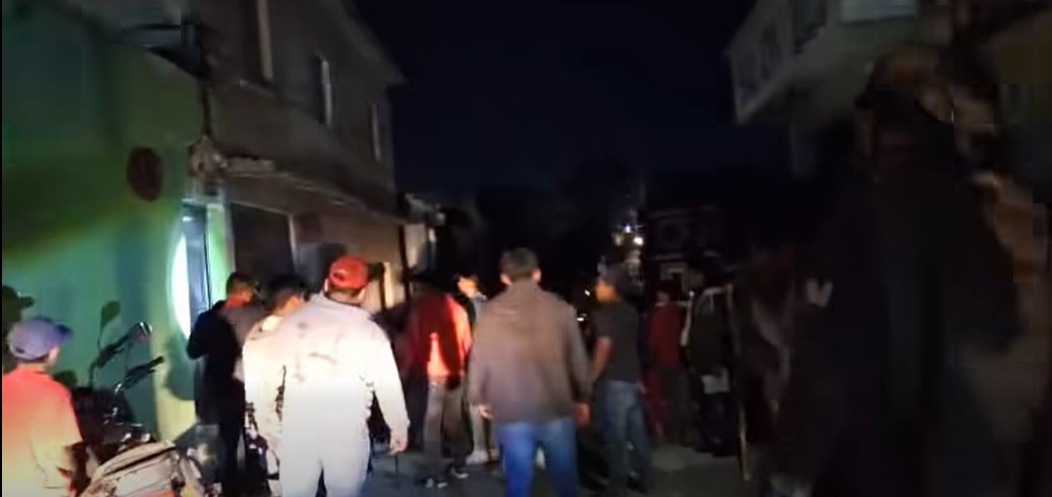 Tensión en Santa María de Jesús por supuestos robos a vecinos que dormían fuera tras los temblores. (Foto Prensa Libre: Captura de pantalla de Facebook / Periodista Eddy Juárez)