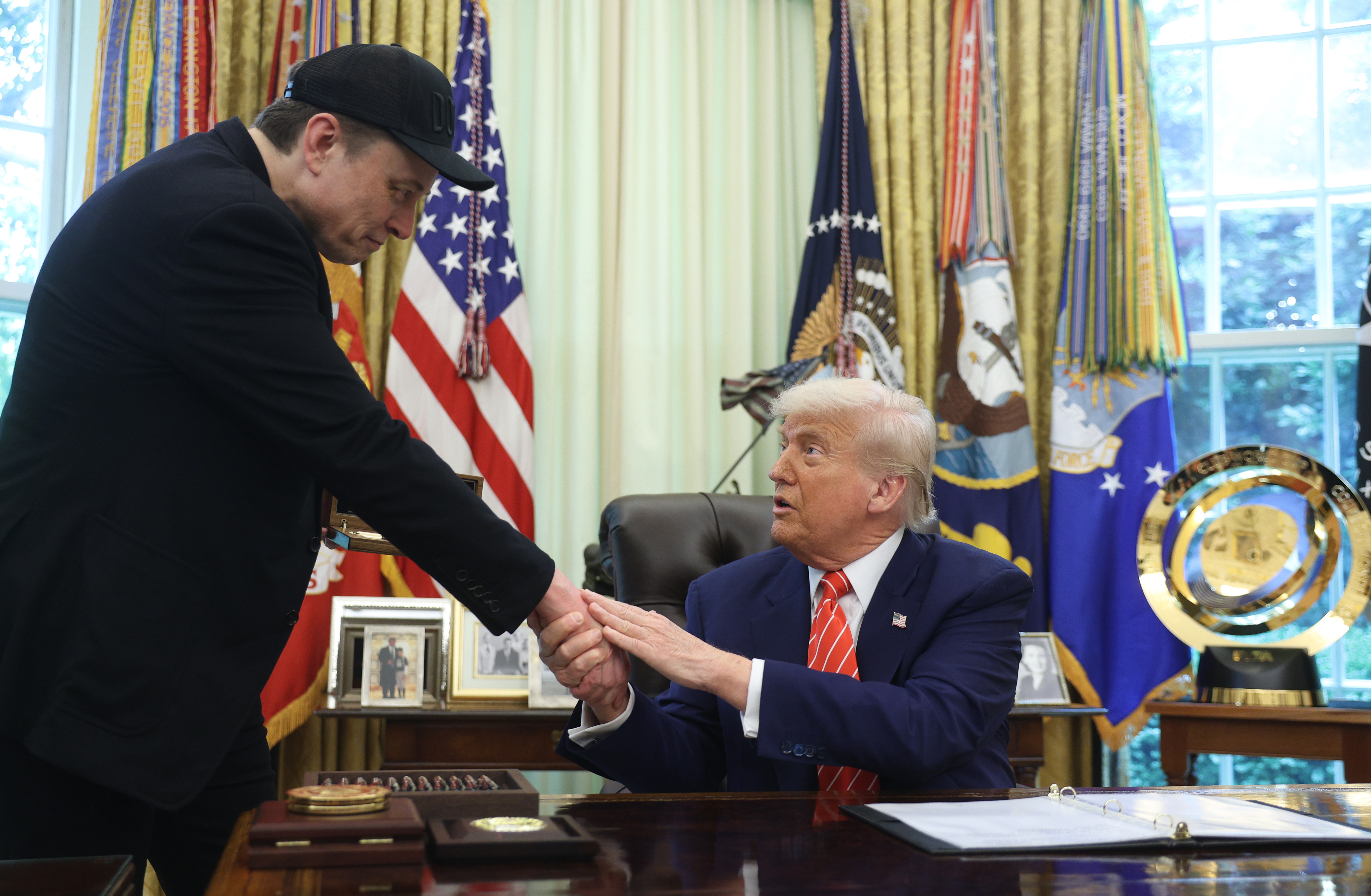 Washington (United States), 30/05/2025.- US President Donald Trump (R) and Elon Musk shake hands during a press conference in the Oval Office at the White House in Washington, DC, USA, 30 May 2025. EFE/EPA/FRANCIS CHUNG / POOL