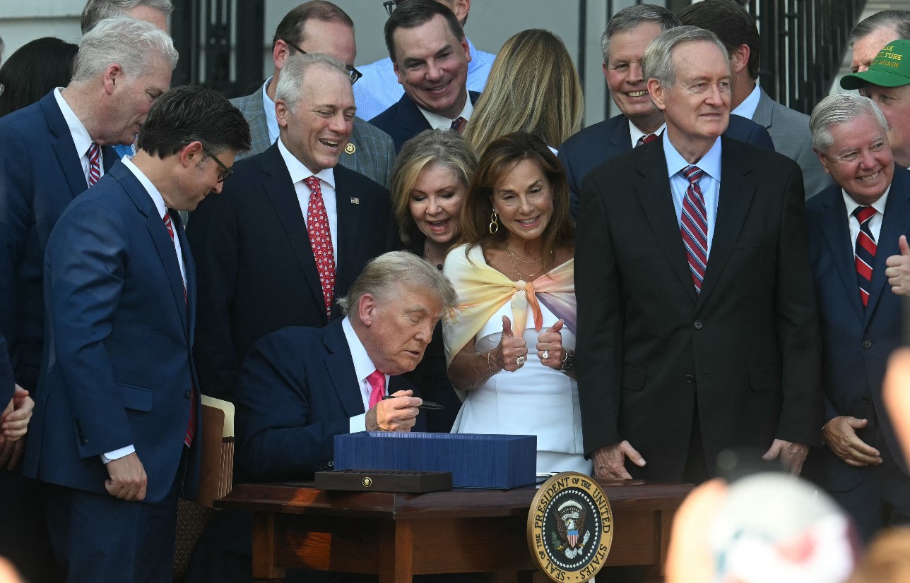 Trump firma su polémica ley este viernes en la Casa Blanca. (Foto Prensa Libre: AFP)