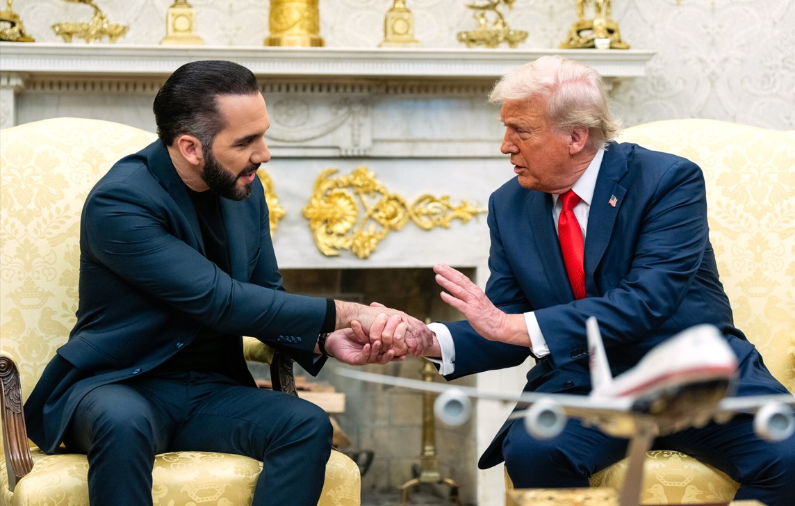 El presidente Donald Trump (derecha) se reúne con Bukele en la Oficina Oval, el 14 de abril. (Foto Prensa Libre: Eric Lee/The New York Times)