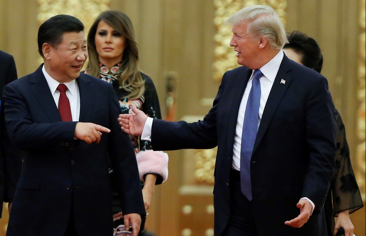 El presidente Donald Trump (izquierda) saluda al mandatario chino Xi Jinping, en Pekín, en una foto de archivo de noviembre del 2017. (Foto Prensa Libre: EFE)