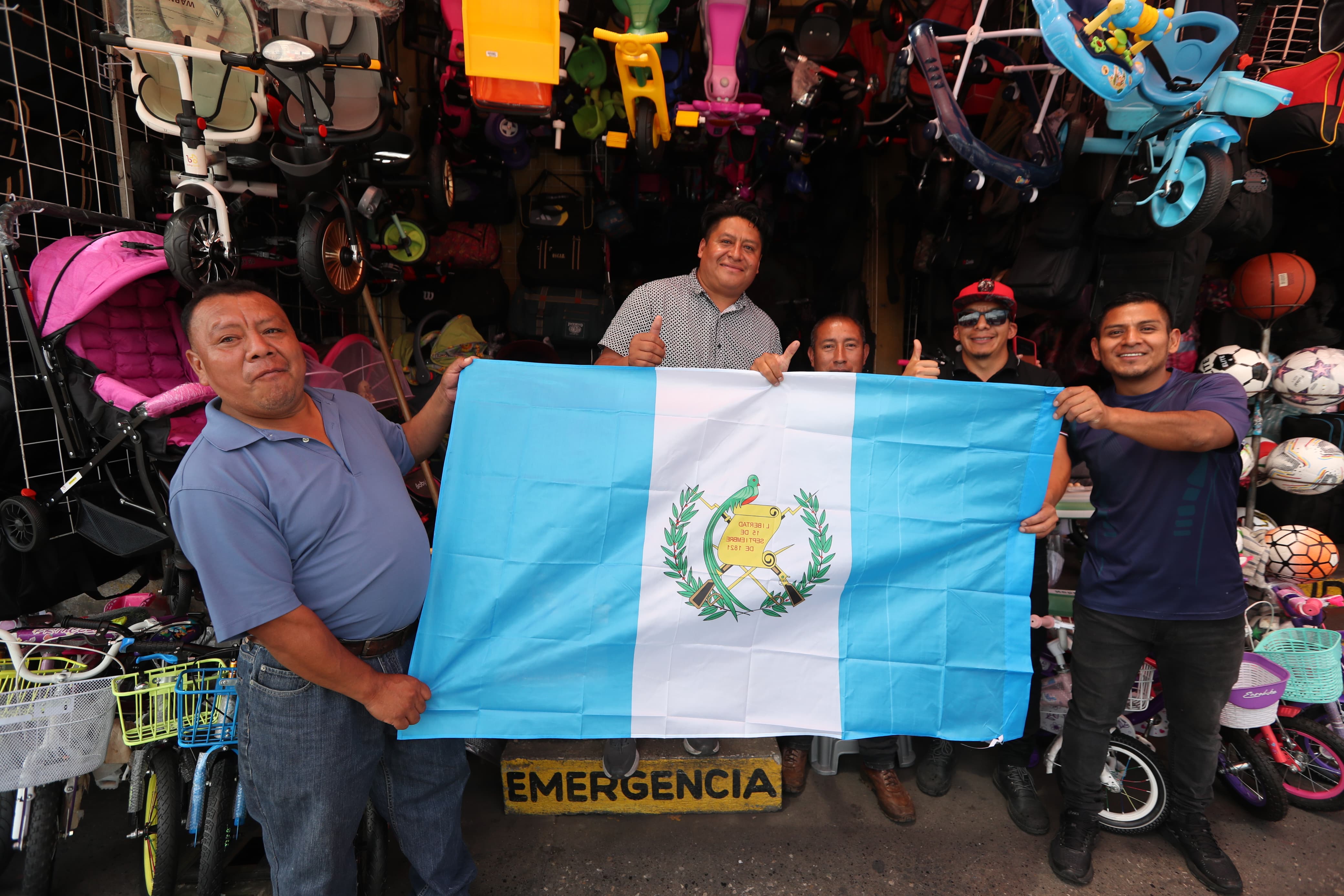 Locatarios muestran su apoyo a la Selección de Guatemala, colocando una bandera en su negocio. (Foto Prensa Libre: Érick Ávila)