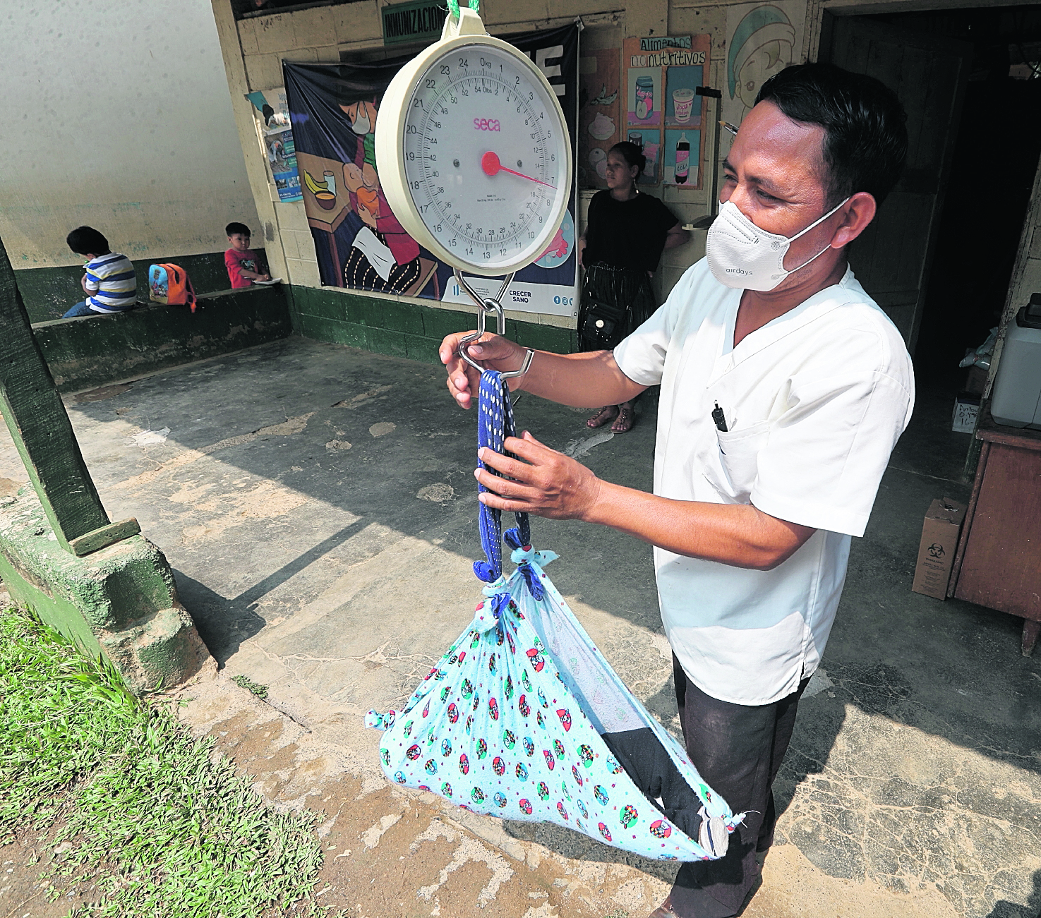 El municipio de Panzós, Alta Verapaz, se declaro en alerta naranja desde el 23 de febrero del 2023, por 58 casos de niños menores de cinco años con desnutrición aguda. De acuerdo con el alcalde Ernesto Ramírez. En el Centro Atención Permanente (CAP), Panzós, Alta Verapaz madres llevan a los hijos a su control de vacunación. Fotografía: Roberto López.     Fecha: 14/03/2023.