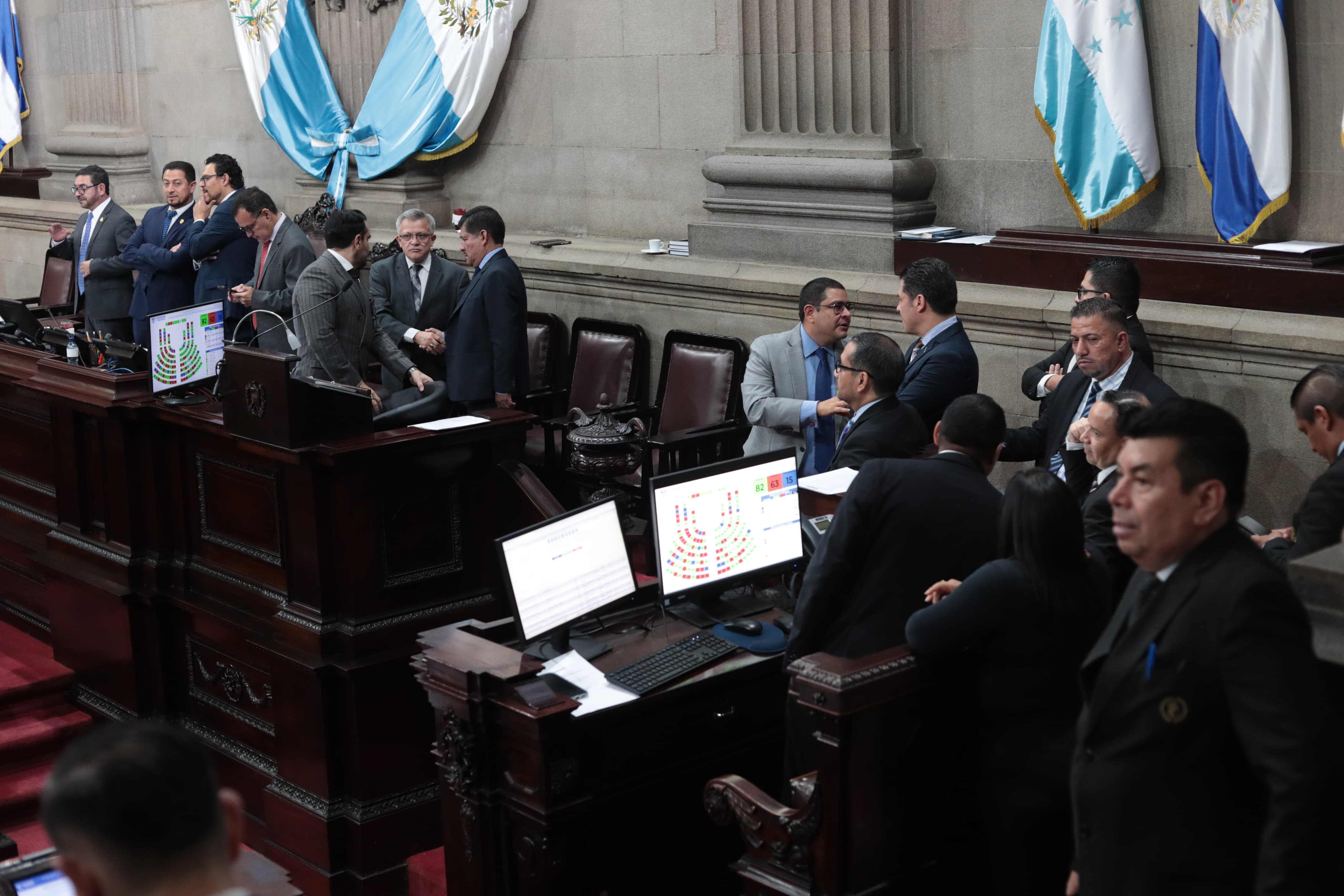 Diputados del Congreso discuten la propuesta de reforma que busca clasificar como “terroristas” a integrantes de pandillas, durante la sesión de este martes. (Foto Prensa Libre: Esbin García)