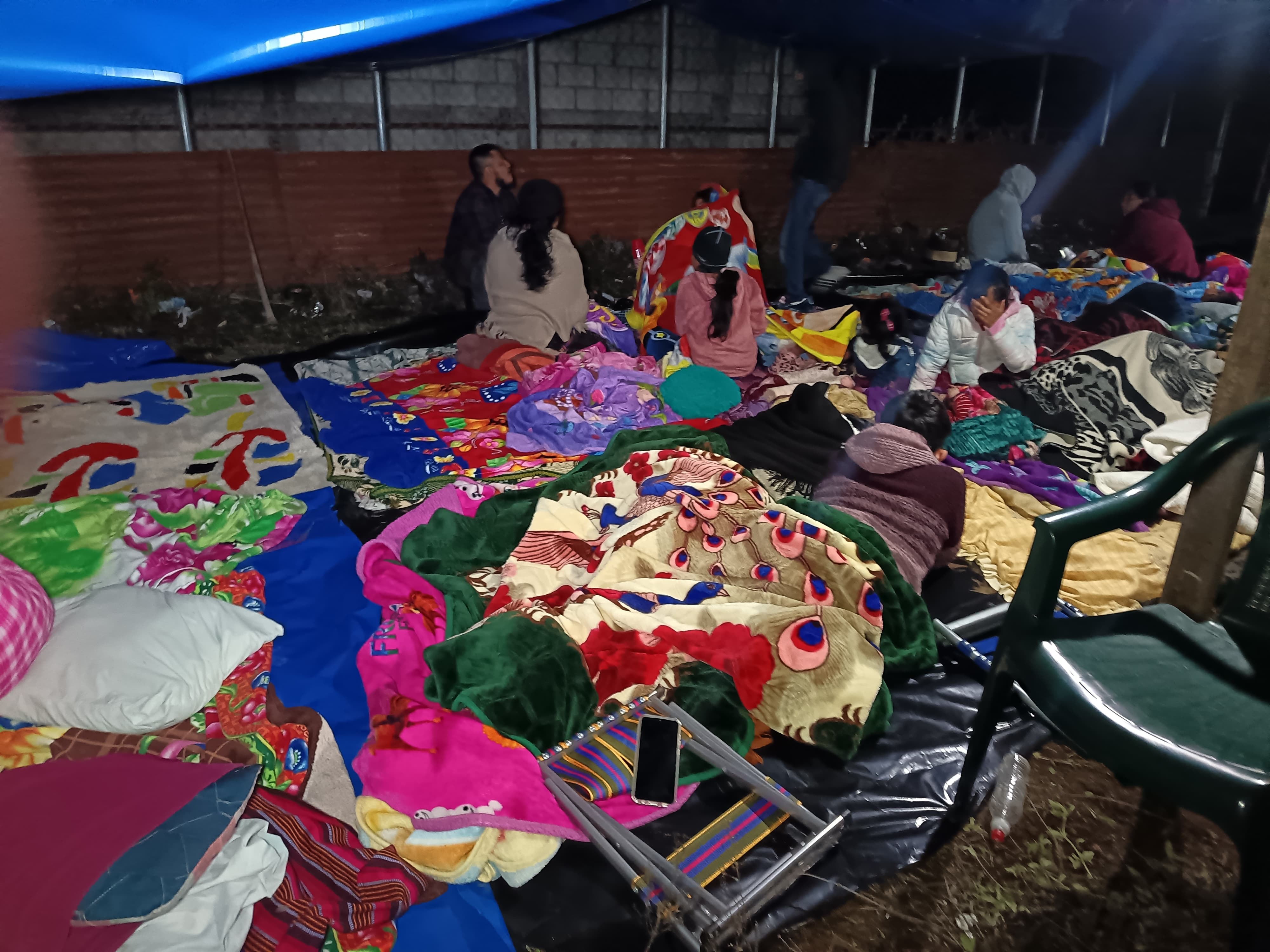 Varias familias con viviendas afectadas en Santa María de Jesús, decidieron pasar la noche en las calles y colocar cocinas improvisadas mientras dura la alerta anaranjada por los movimientos telúricos registrados en el país. (Foto Prensa Libre: Byron Rivera Baiza)