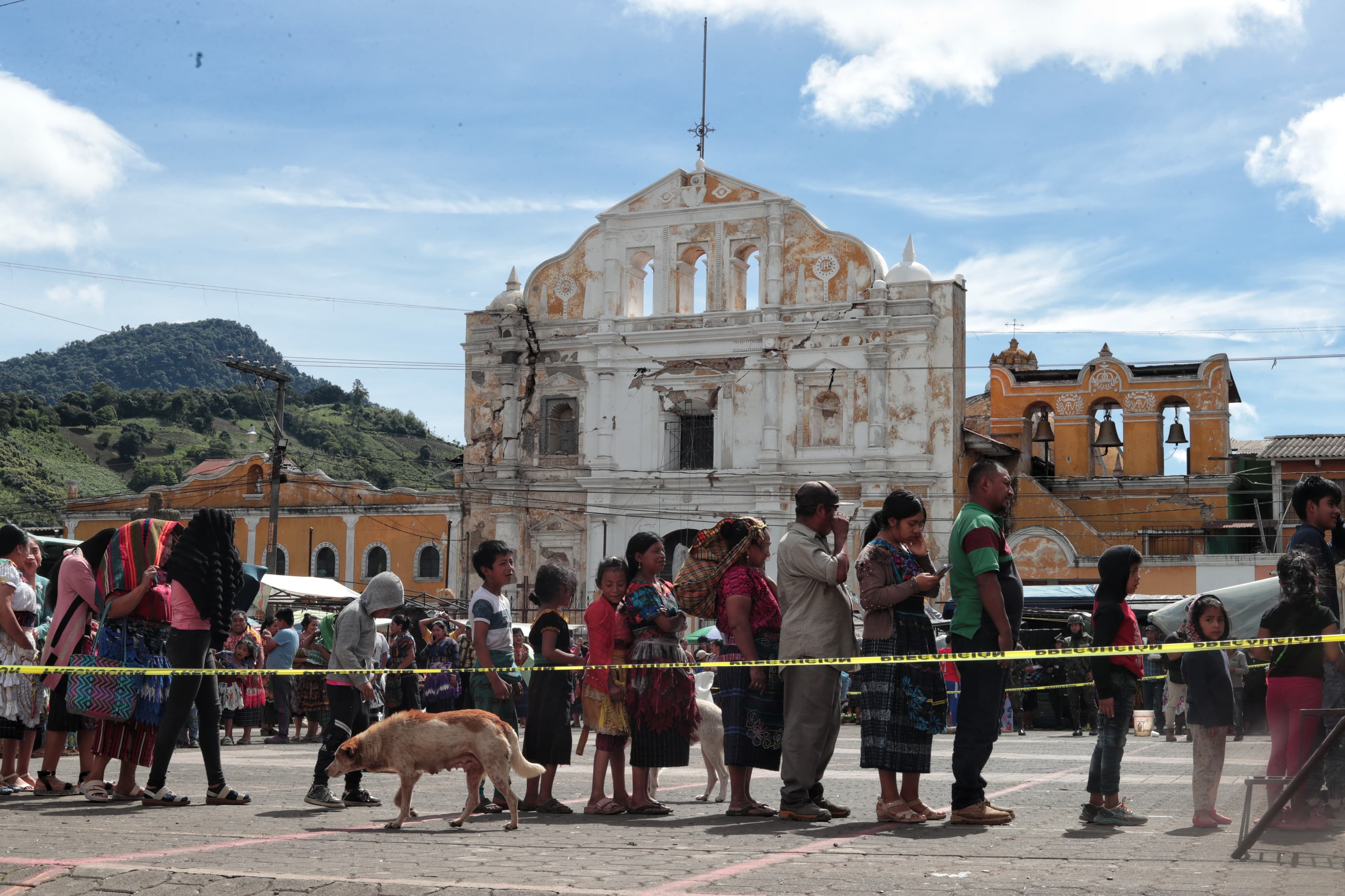 Vecinos de Santa María de Jesús hacen fila para recibir alimentos en un centro de atención temporal, instalado tras los derrumbes causados por los recientes temblores. (Foto Prensa Libre: Esbin García)