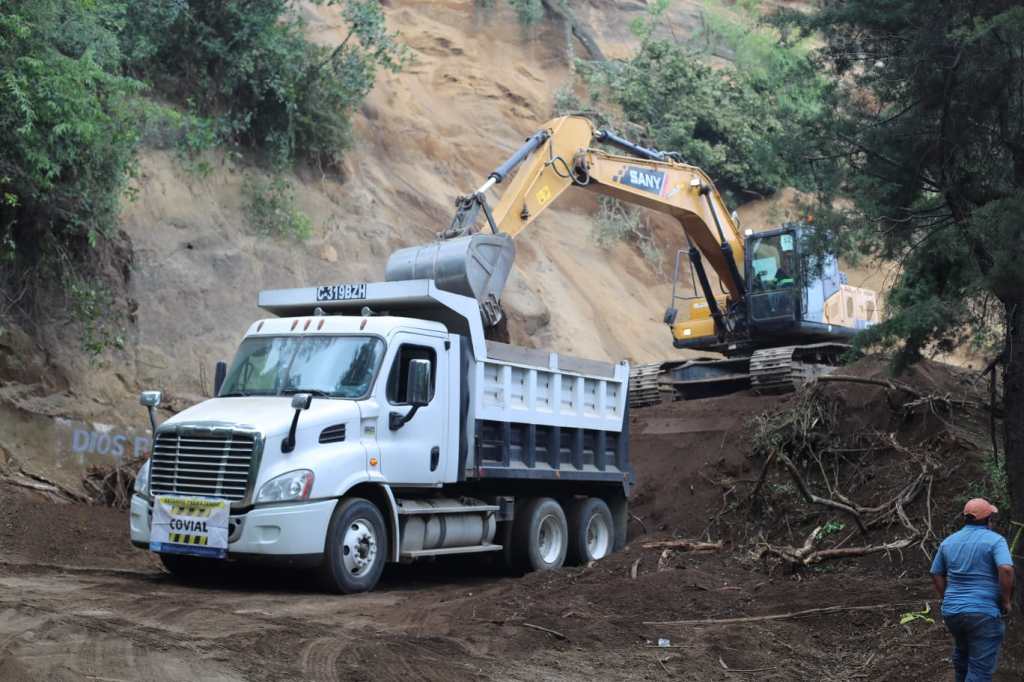 Maquinaria trabajando en camino soterrado en Santa Maria de Jesus Sacatepequez tras los sismos