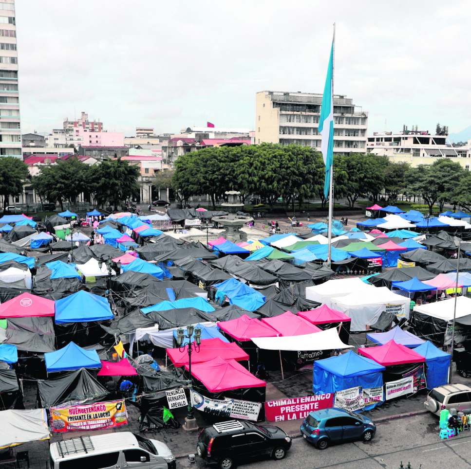 Maestros del Magisterio Nacional , permanecen en la Plaza de la Constitución, en un Plantón frente al Palacio Nacional de la Cultura, para pedir un aumento de salario. Fotografía Esbin Garcia  23-06-25