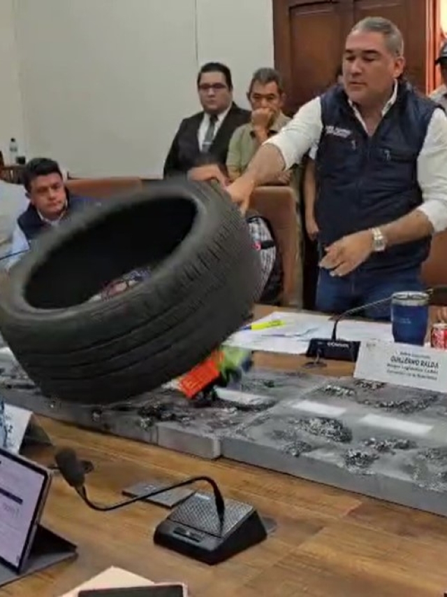 El diputado Luis Aguirre lanzó una llanta durante una citación en el Congreso al ministro de Comunicaciones, Miguel Ángel Díaz.