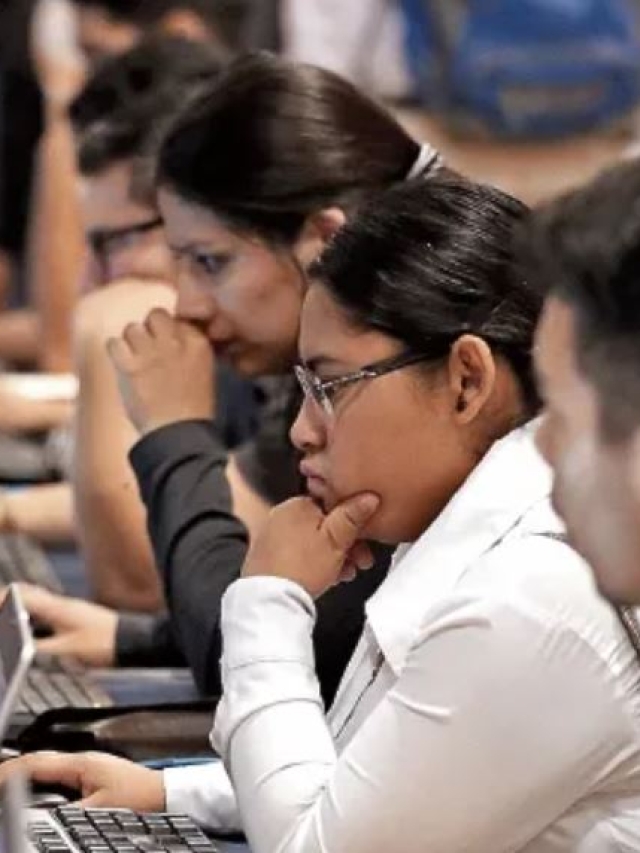 personas en computadoras llenando formularios en computadora buscando empleo trabajadores