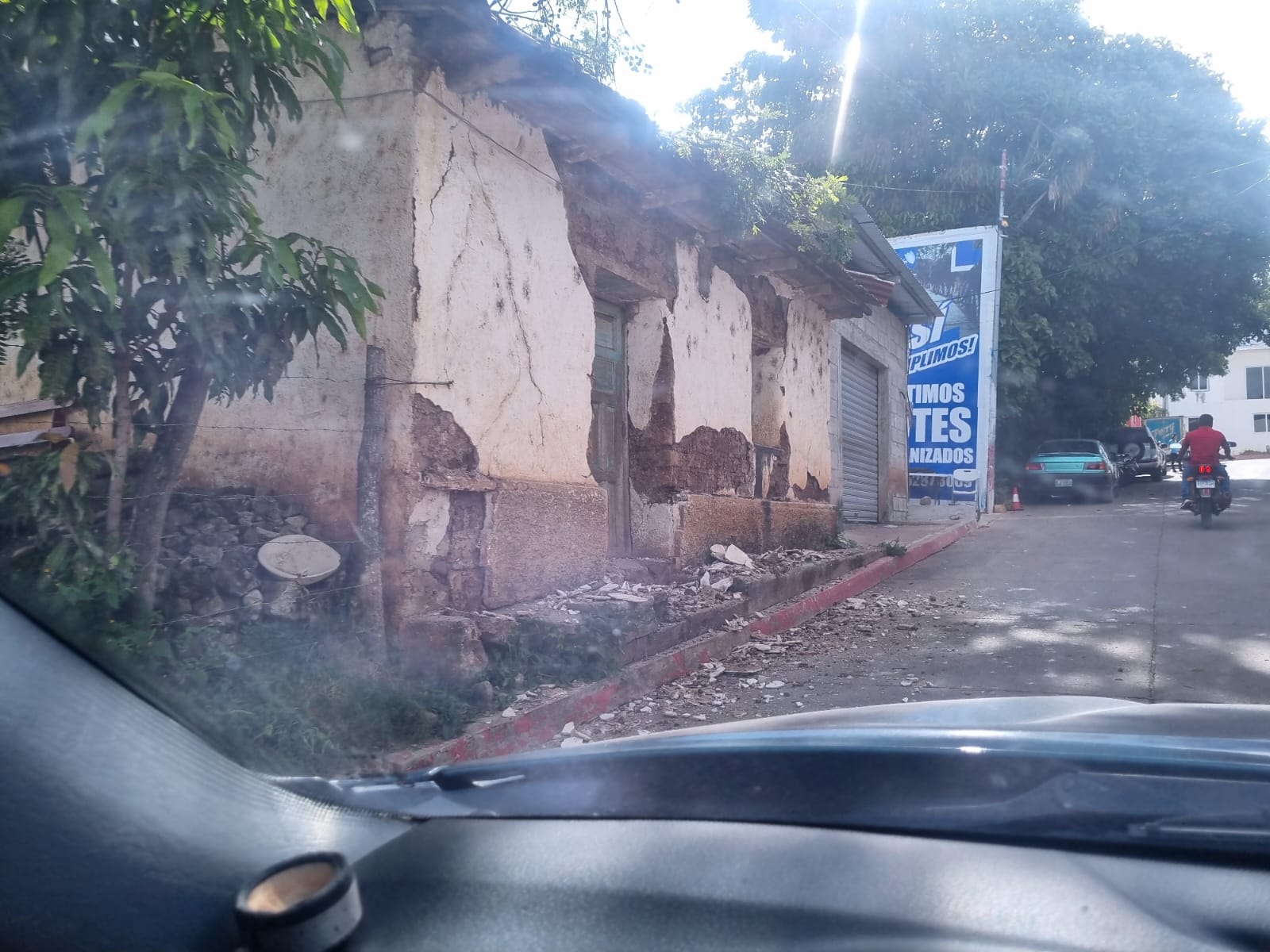 Numerosas casas resultaron dañadas por la serie de sismos que sacudió Comapa, Jutiapa. (Foto Prensa Libre:)