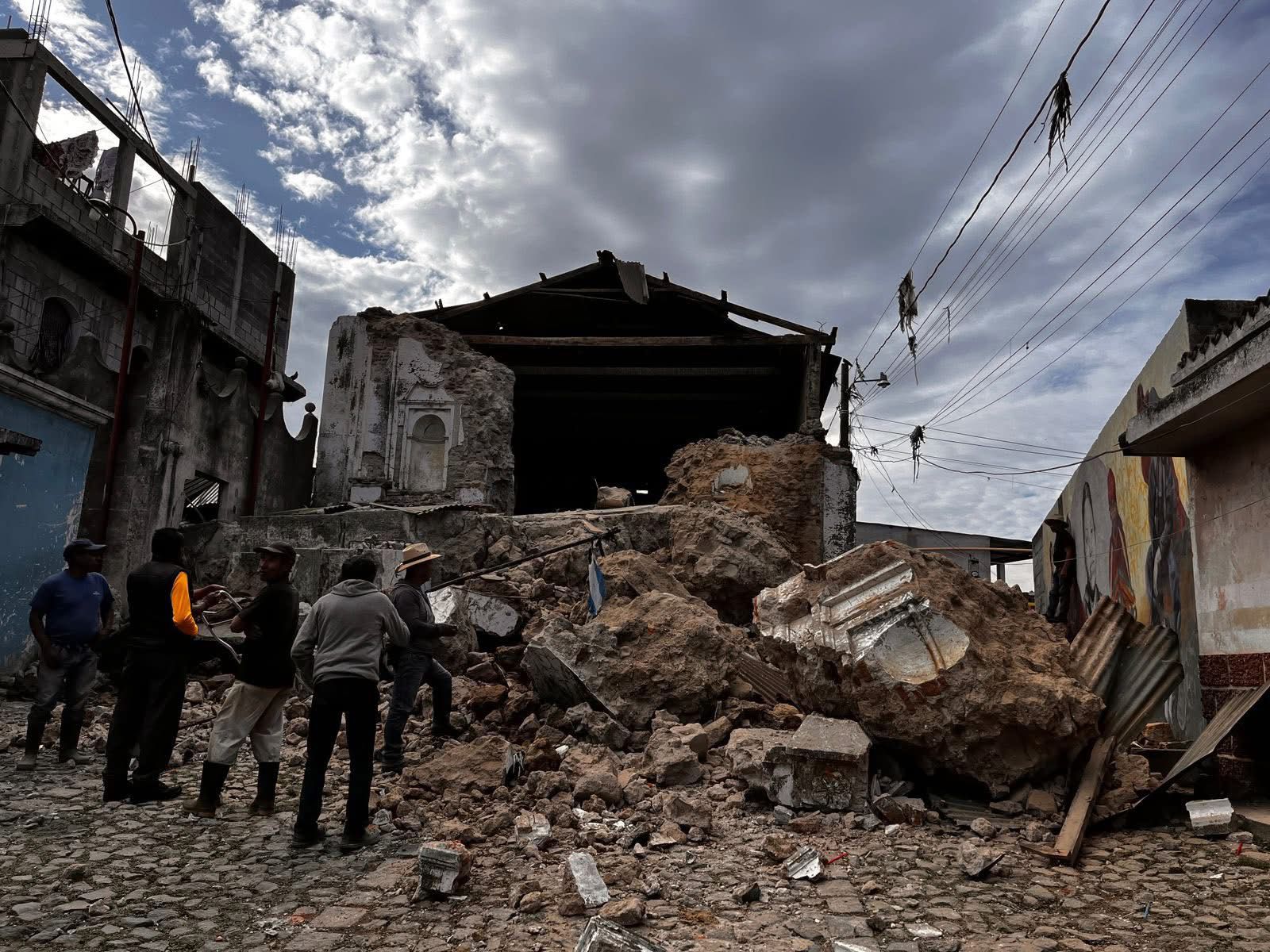 Templo El Calvario, construido en el siglo XVII durante la época colonial, sufrió daños importantes tras los sismos  (Foto, Prensa Libre: cortesía Comunicación PNC)