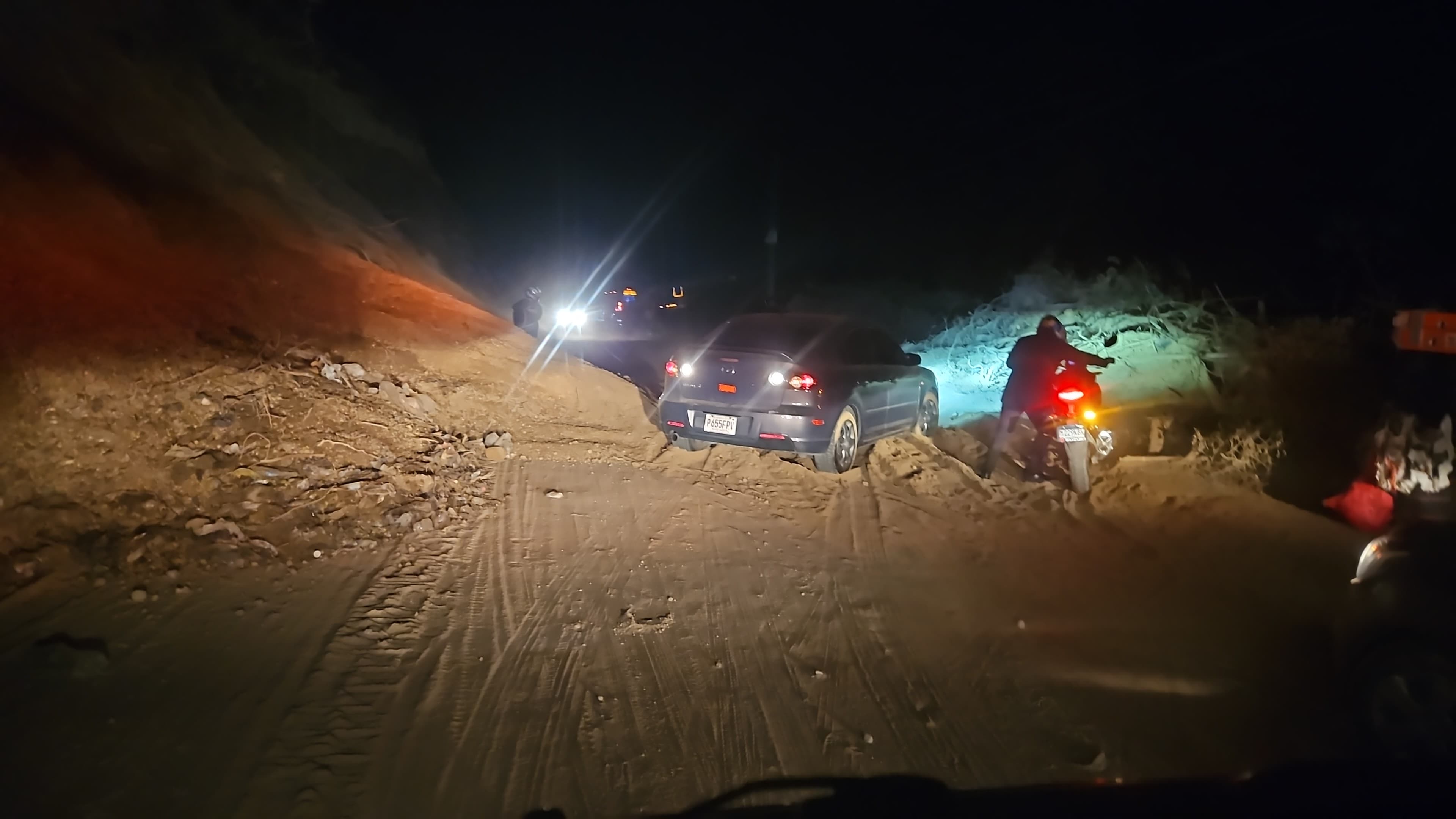 Vecinos de Santa María de Jesús remueven escombros del derrumbe registrado tras los sismos, para habilitar el paso en la carretera hacia Antigua Guatemala. (Foto Prensa Libre: Bomberos Voluntarios)