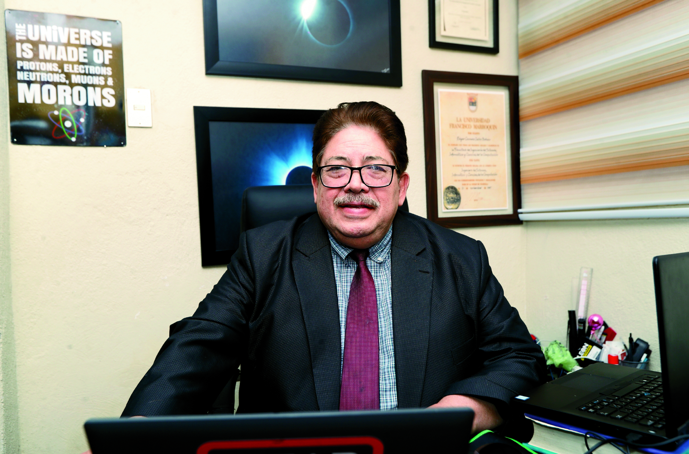 Edgar Castro Bathen es actualmente el Director del Instituto de Investigación de Ciencias de la Tierra y la Astronomía, también es ingeniero en sistemas, graduado de la Universidad Francisco Marroquín, y cuenta con un diplomado en Astronomía y Astrofísica.En fotografía: Edgar Castro Bathen, Astrónomo guatemalteco Foto: Oscar Vásquez Mijangos22/01/2025