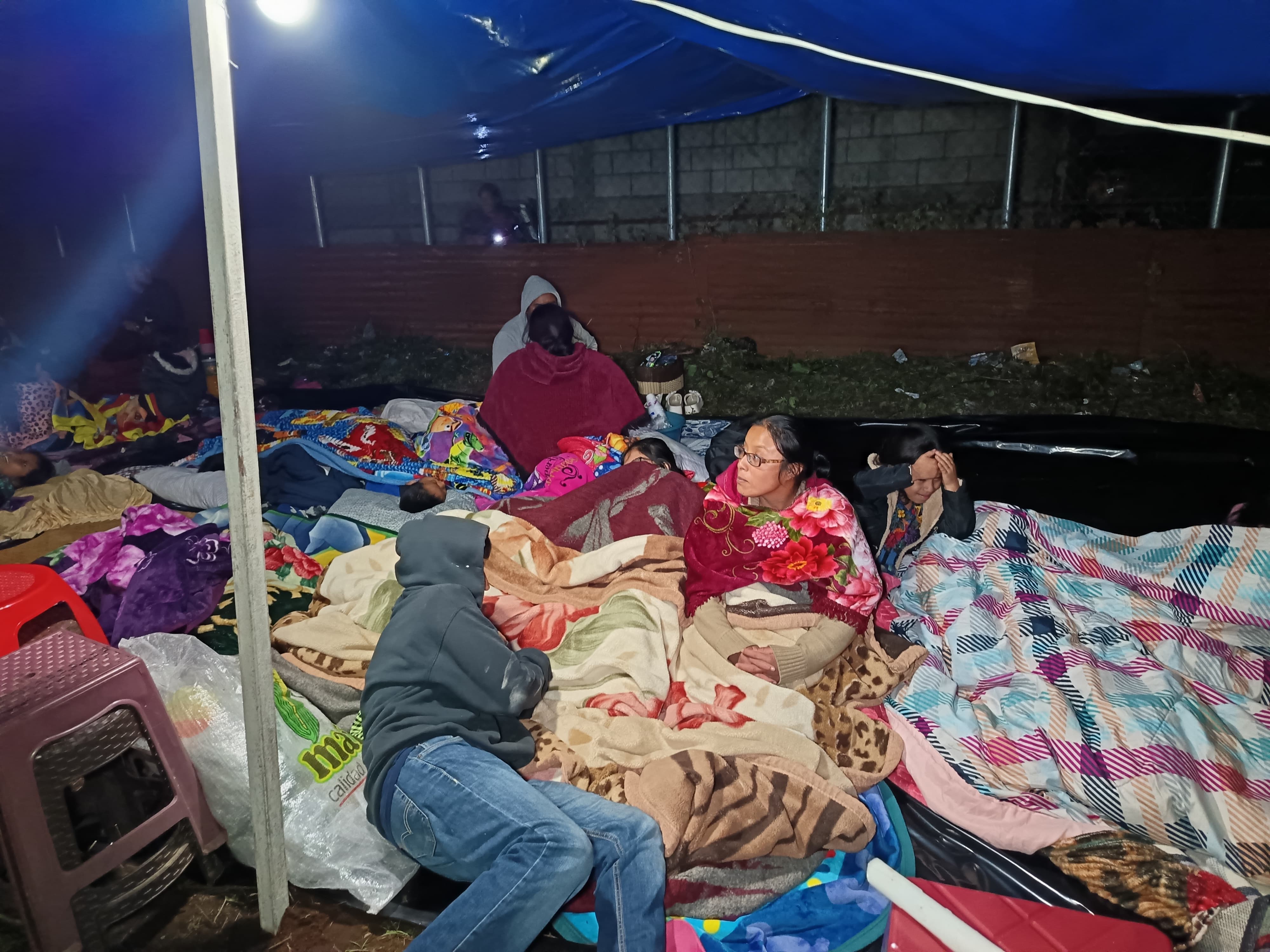 Vecinos de Santa María de Jesús duermen en las calles por temor a nuevos temblores, tras la serie de sismos que dejó seis muertos y dejó incomunicado al municipio. (Foto Prensa Libre: Byron Baiza)