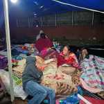 Vecinos de Santa María de Jesús duermen en las calles por temor a nuevos temblores, tras la serie de sismos que dejó seis muertos y dejó incomunicado al municipio. (Foto Prensa Libre: Byron Baiza)