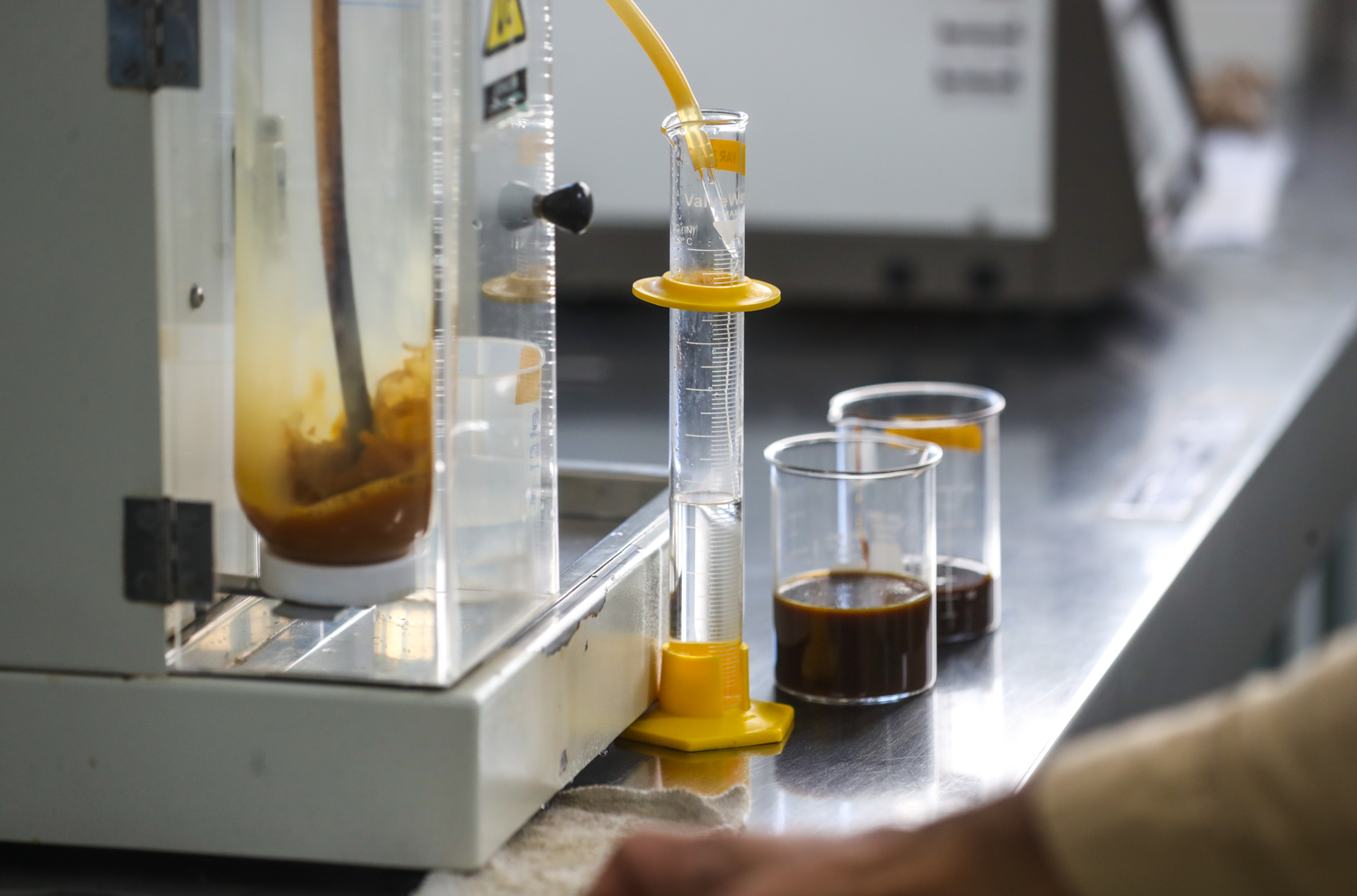 frascos con etanol laboratorio_01