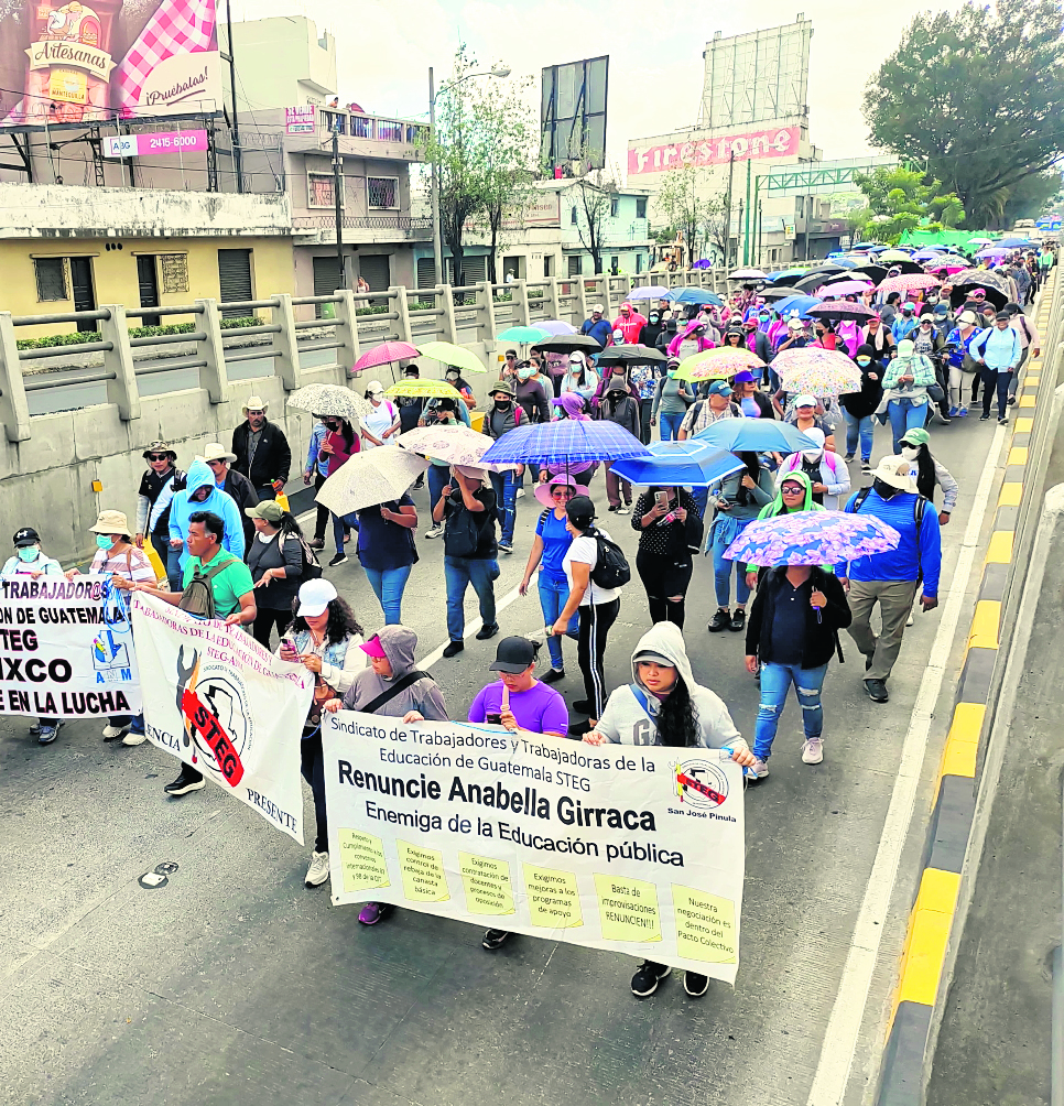 Maestros afiliados al Sindicato de Trabajadoras y Trabajadores de la Educación de Guatemala (STEG) continúan este lunes 14 de julio con las manifestaciones a escala nacional. En la ruta al atlántico caminaron del km 13 hasta la iglesia la Parroquia en zona 6 capitalina, por lo que se vio afectado el transito vehicular. 

Foto: Oscar Vásquez Mijangos
14/07/2025