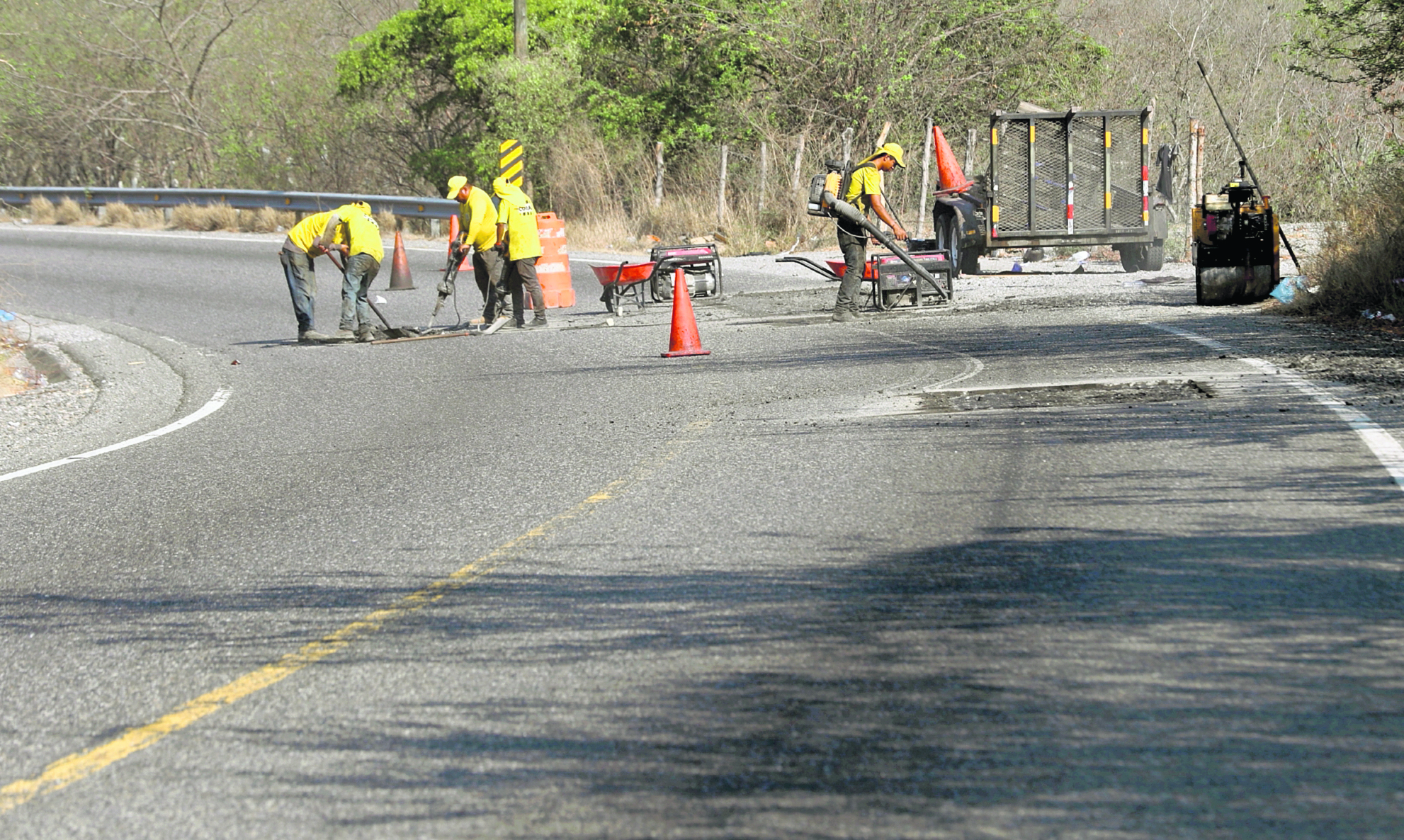 Cobertura de verificaciÛn de carreteras y el estado en el que se encuentran, se validan desde diferentes puntos de la ruta al Atlantico para proporcionar informaciÛn sobre los daÒos de los vehÌculos pesados al momento de transitar por estas rutas.MORAZAN Prensa Libre, Emilio Chang, 03/04/2025