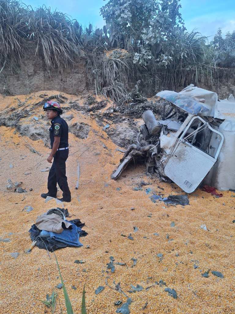 Graneros de maiz esparcidos sobre la via despues del volcamiento del trailer en el paso a desnivel de Xecanchavox Totonicapan generando riesgo para los conductores

