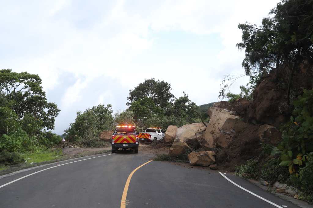 Grandes rocas y tierra caídas sobre la carretera principal hacia Santa María de Jesús, impidiendo el tránsito vehicular.