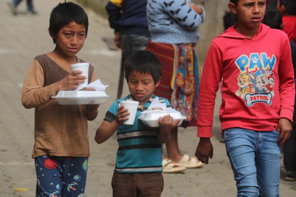 santa maria de jesus entrega de comida tras sismos temblores guatemala