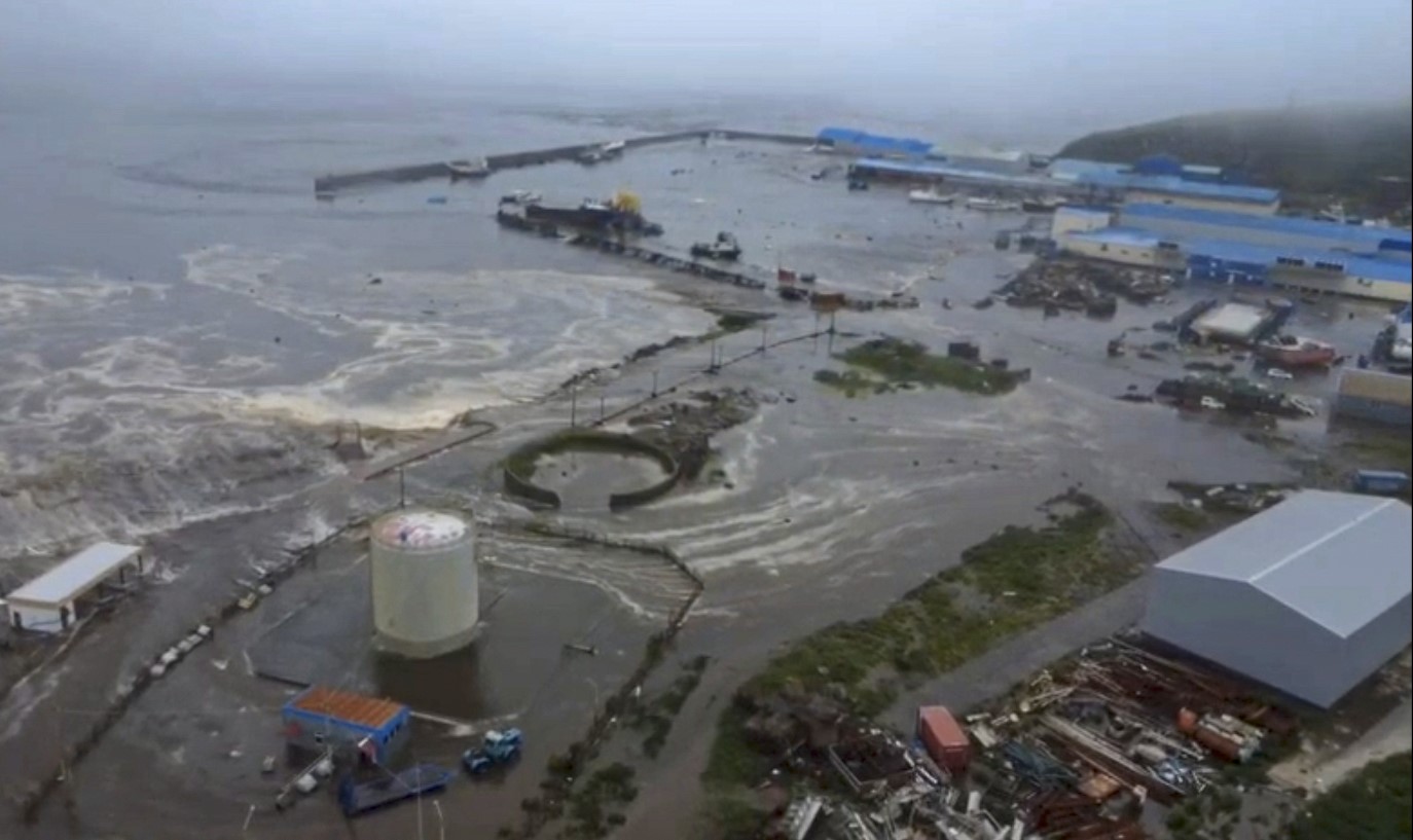 Una captura de video muestra las orillas de la península de Kamchatka, afectada por marejadas tras el sismo de 8.8. (Foto Prensa Libre: EFE)