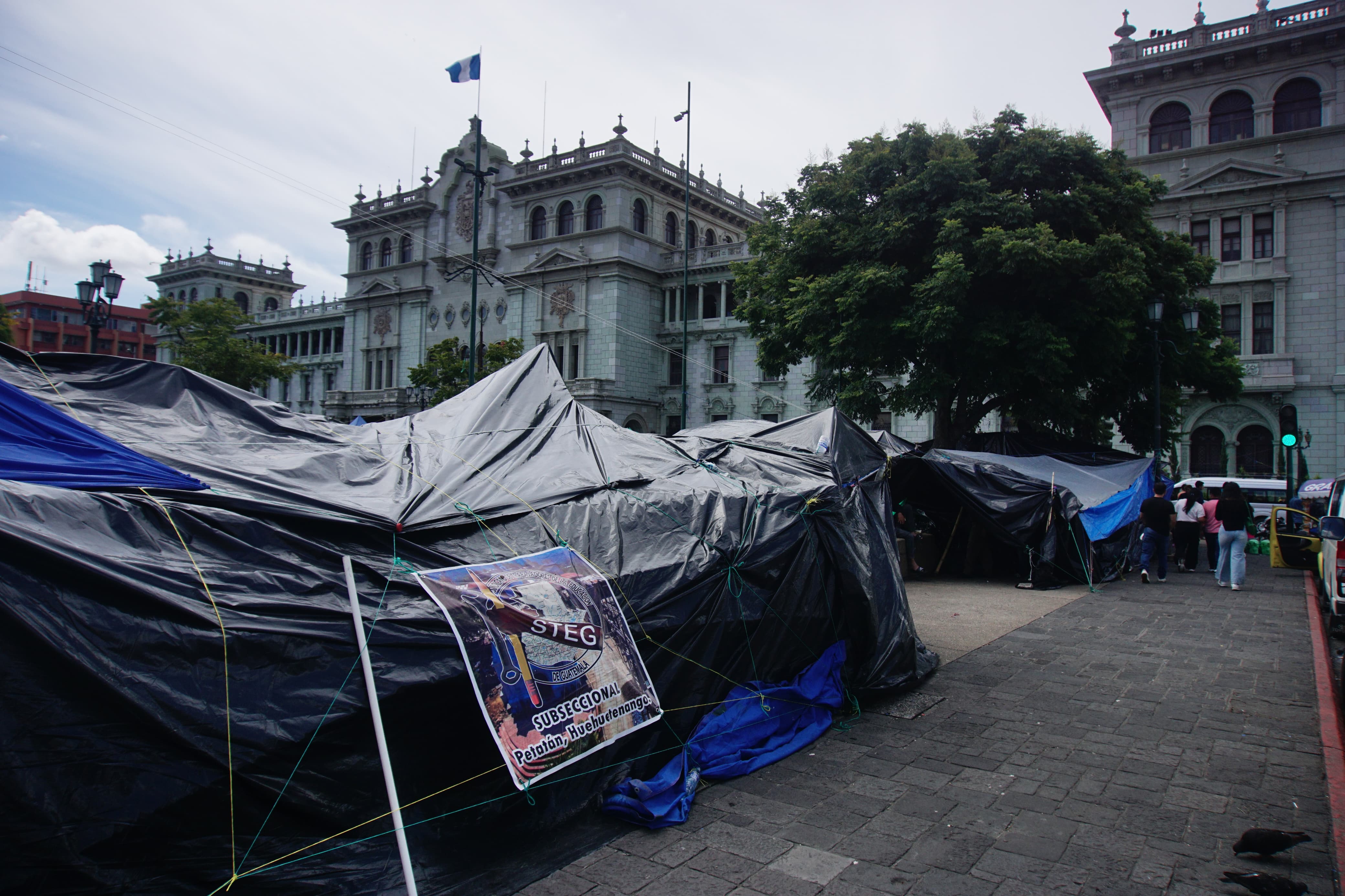 Un grupo de maestros del STEG mantienen ocupado el Parque Central, como medida de presión para que el Mineduc acceda a sus peticiones. (Foto Prensa Libre: Hemeroteca PL)