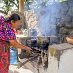 uso de leña en hogares personas cocinando