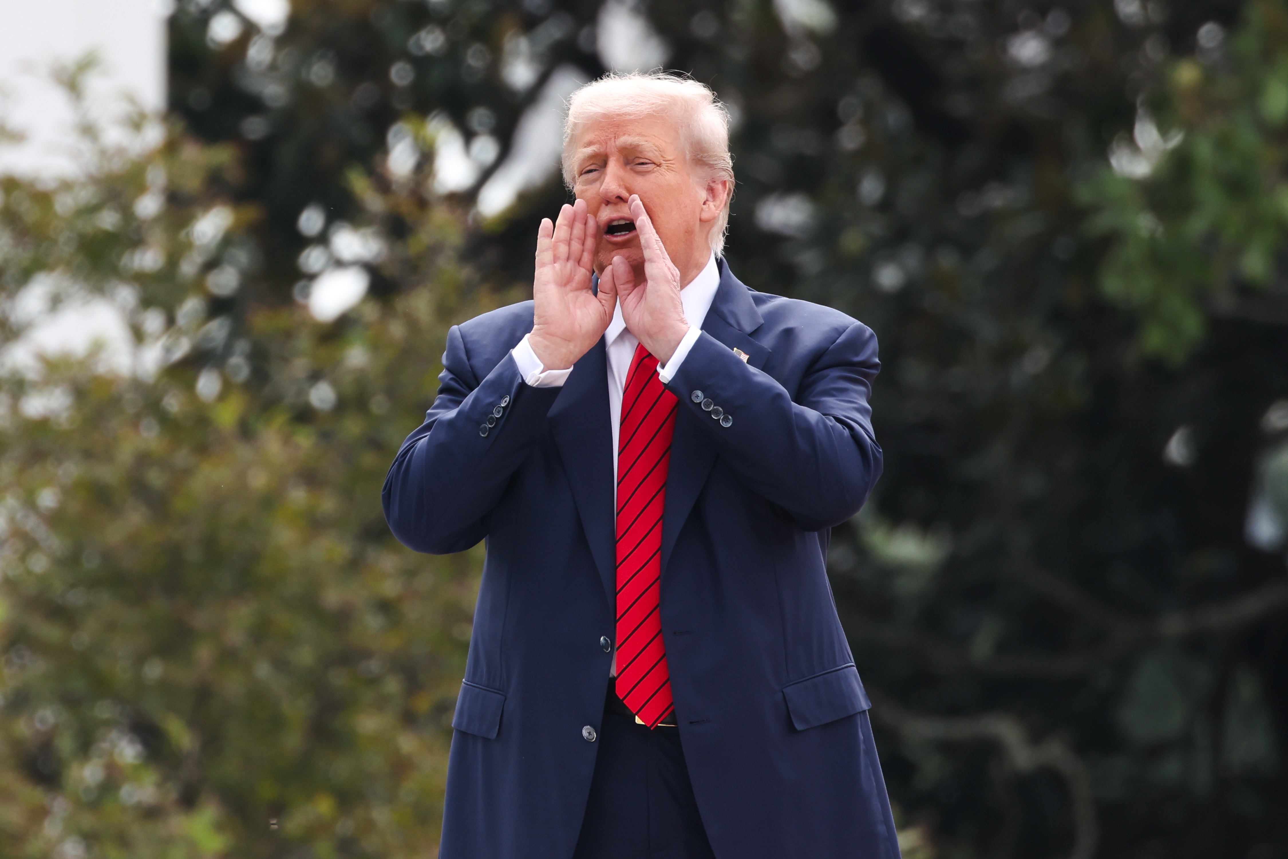 El presidente de Estados Unidos, Donald Trump, hace un gesto a los medios desde la azotea del Ala Oeste de la Casa Blanca. (Foto Prensa Libre: EFE)