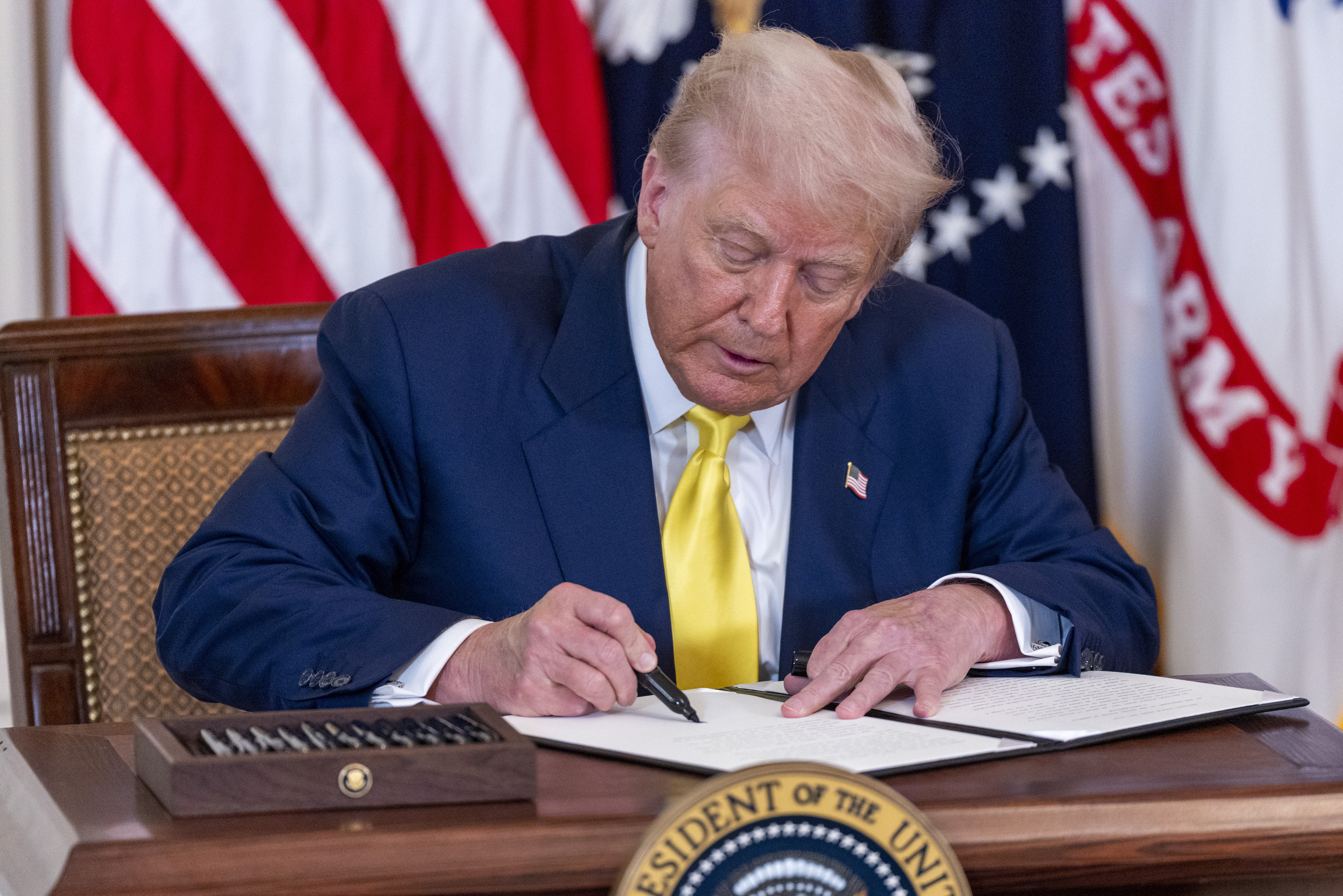 El presidente Trump buscaría atacar a los carteles del narcotráfico en el extranjero con las fuerzas armadas estadounidenses. (Foto Prensa Libre: EFE)